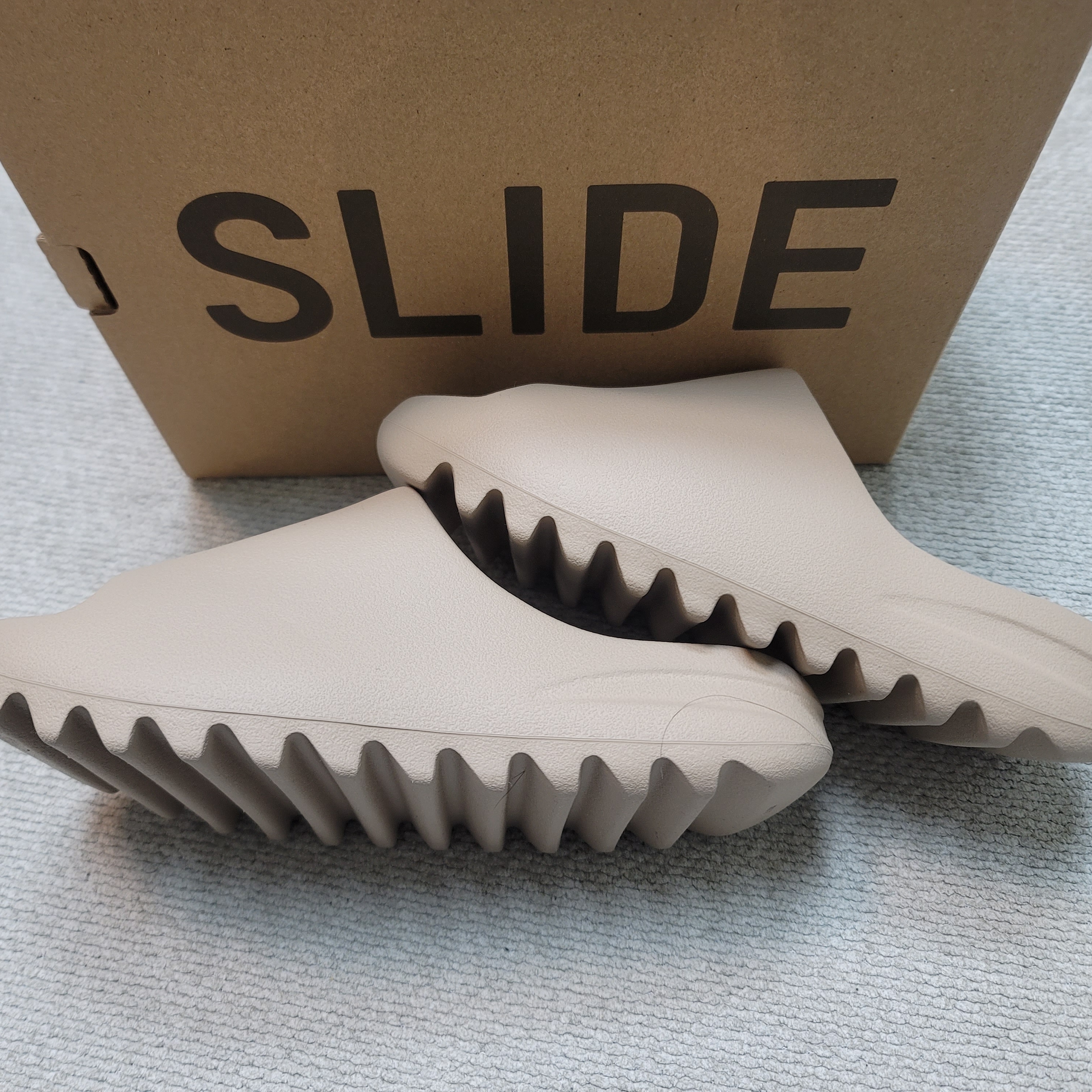 Adidas Yeezy Slide Pure 착용 스타일 - 3