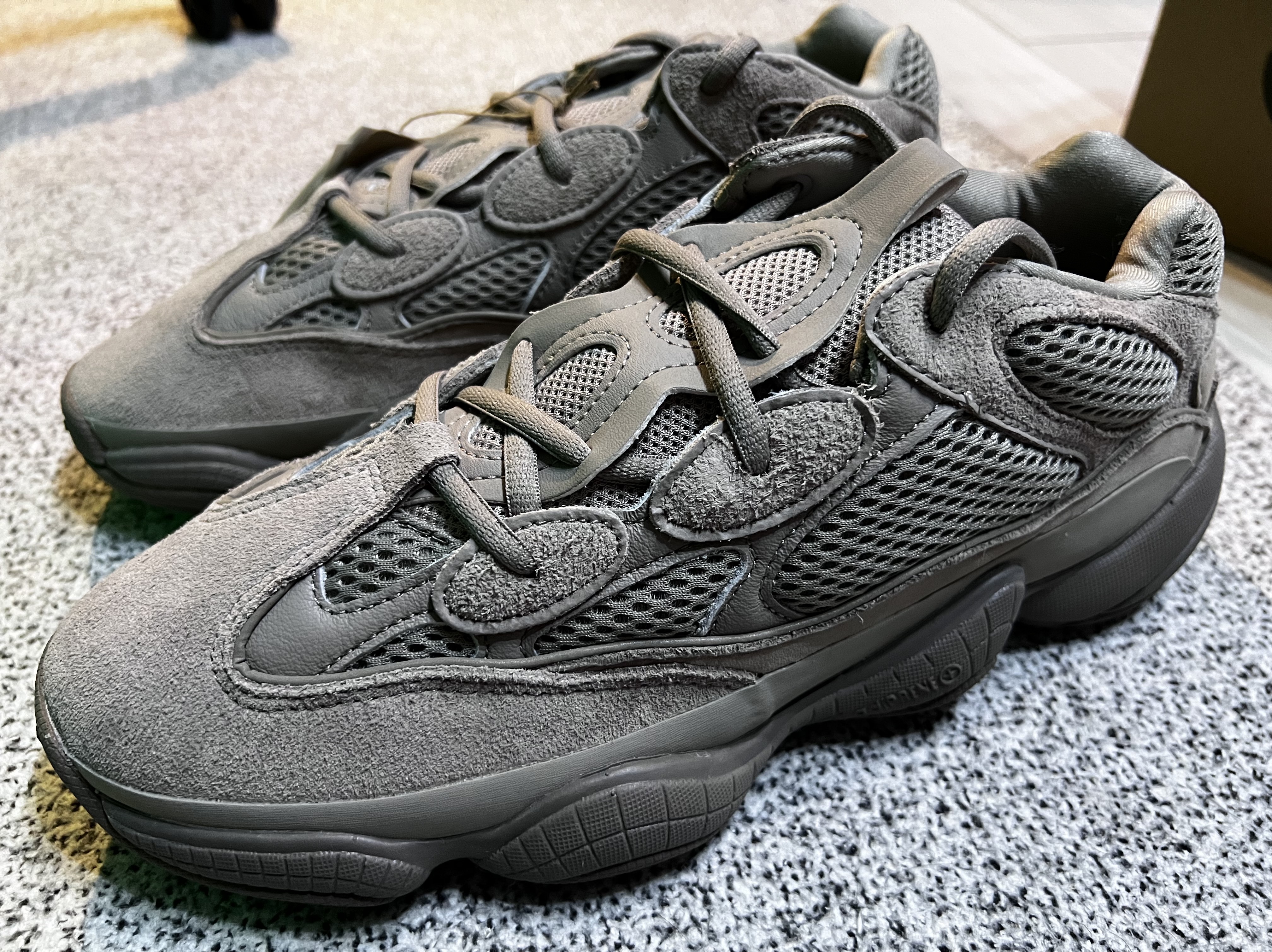 Adidas Yeezy 500 Ash Grey 착용 스타일 - 1