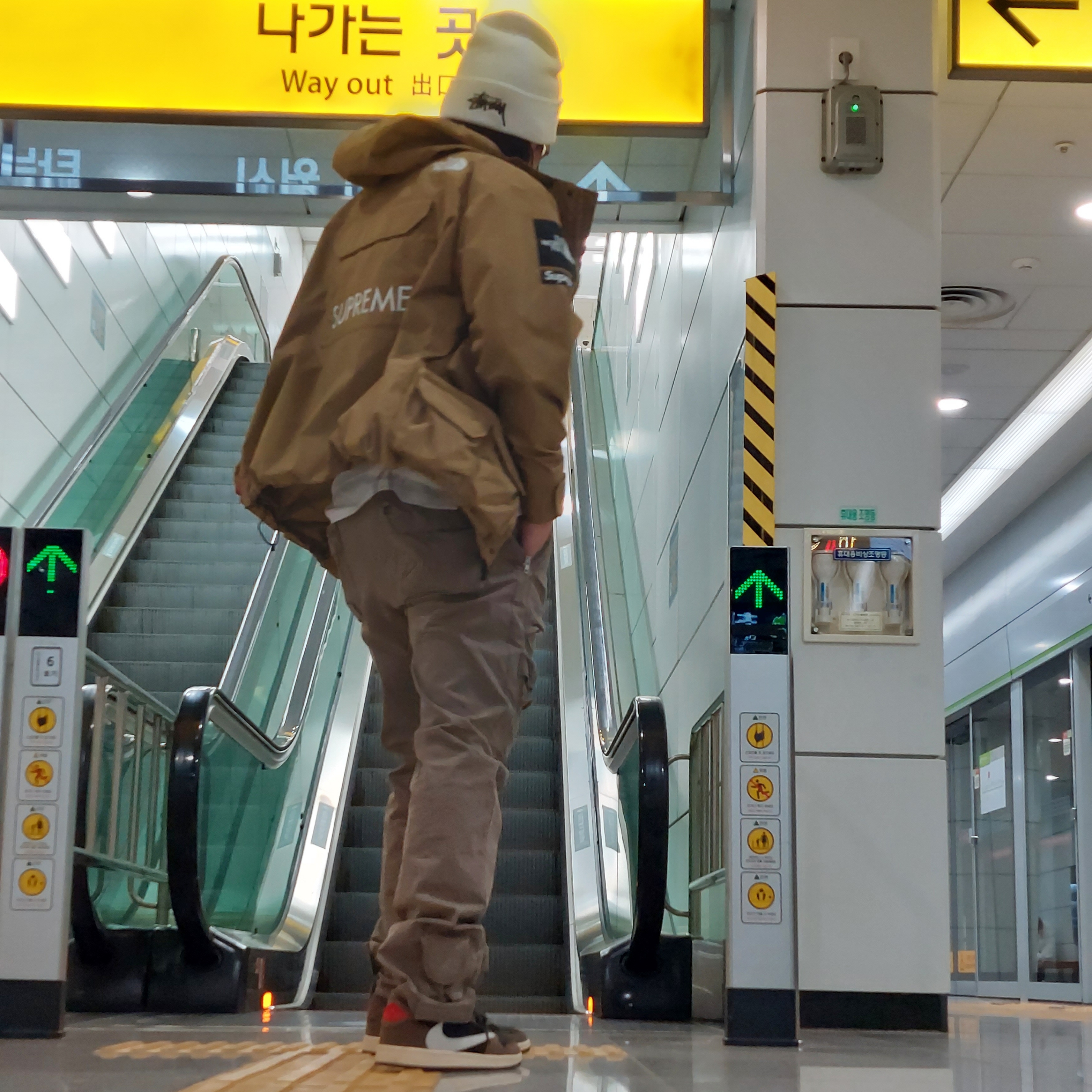 Nike x Stussy Cuff Beanie White, Supreme x The North Face Cargo Jacket Gold - 20SS 착용 스타일 - 2