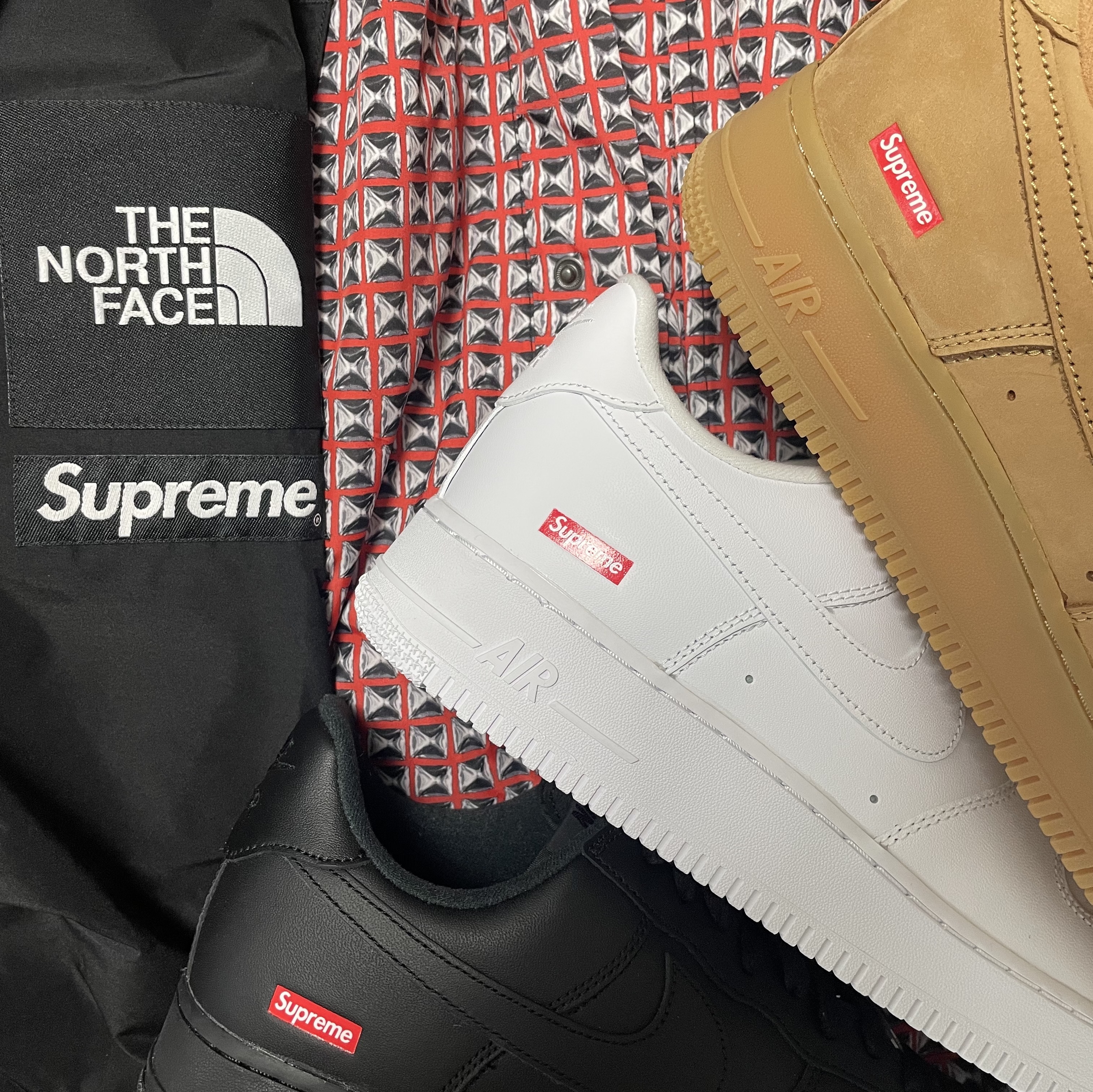 Nike x Supreme Air Force 1 Low White, Nike x Supreme Air Force 1 Low Black 착용 스타일