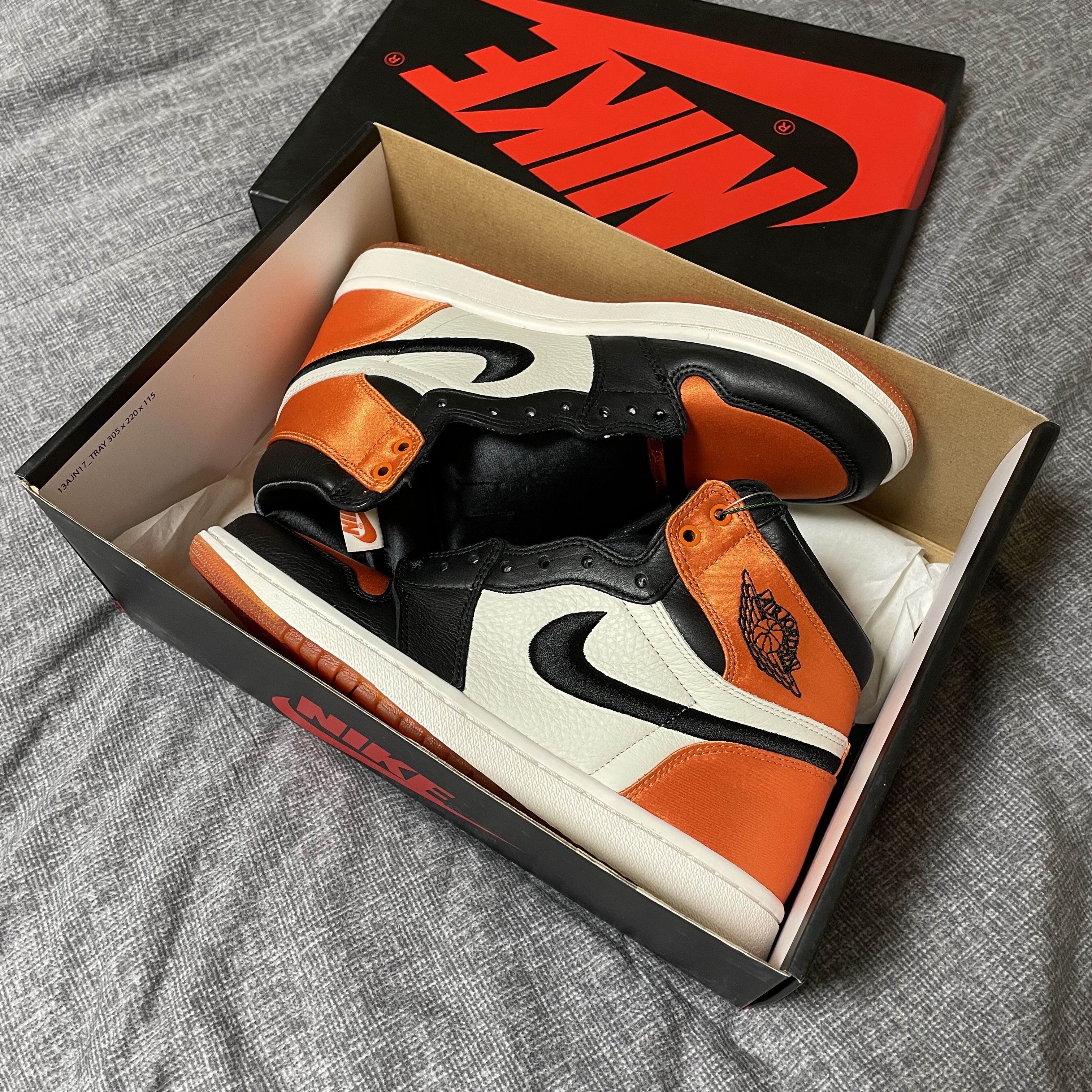 (W) Jordan 1 Retro High OG Satin Shattered Backboard 착용 스타일 - 1