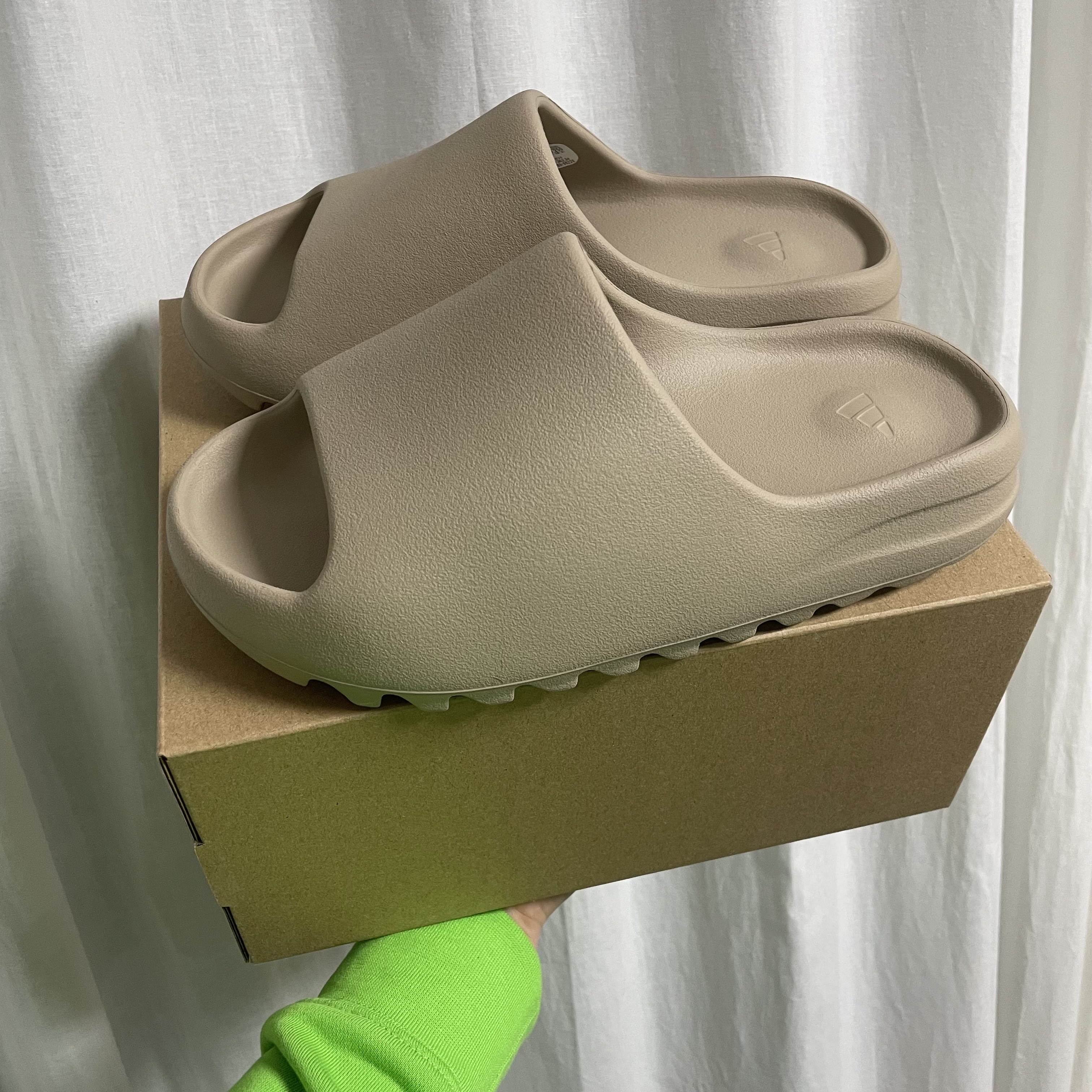 Adidas Yeezy Slide Pure 착용 스타일