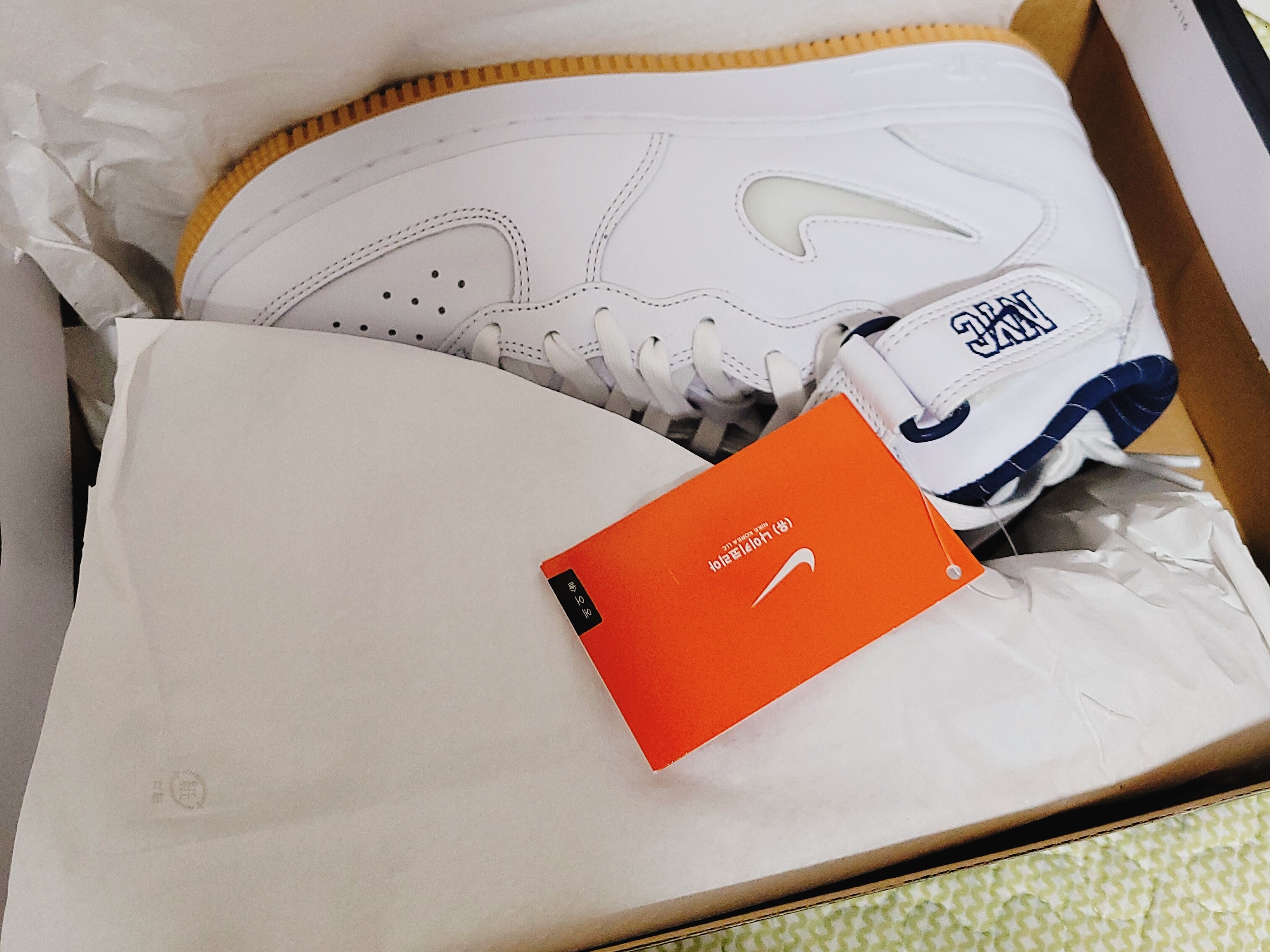Nike Air Force 1 Mid QS NYC White Midnight Navy 착용 스타일 - 4