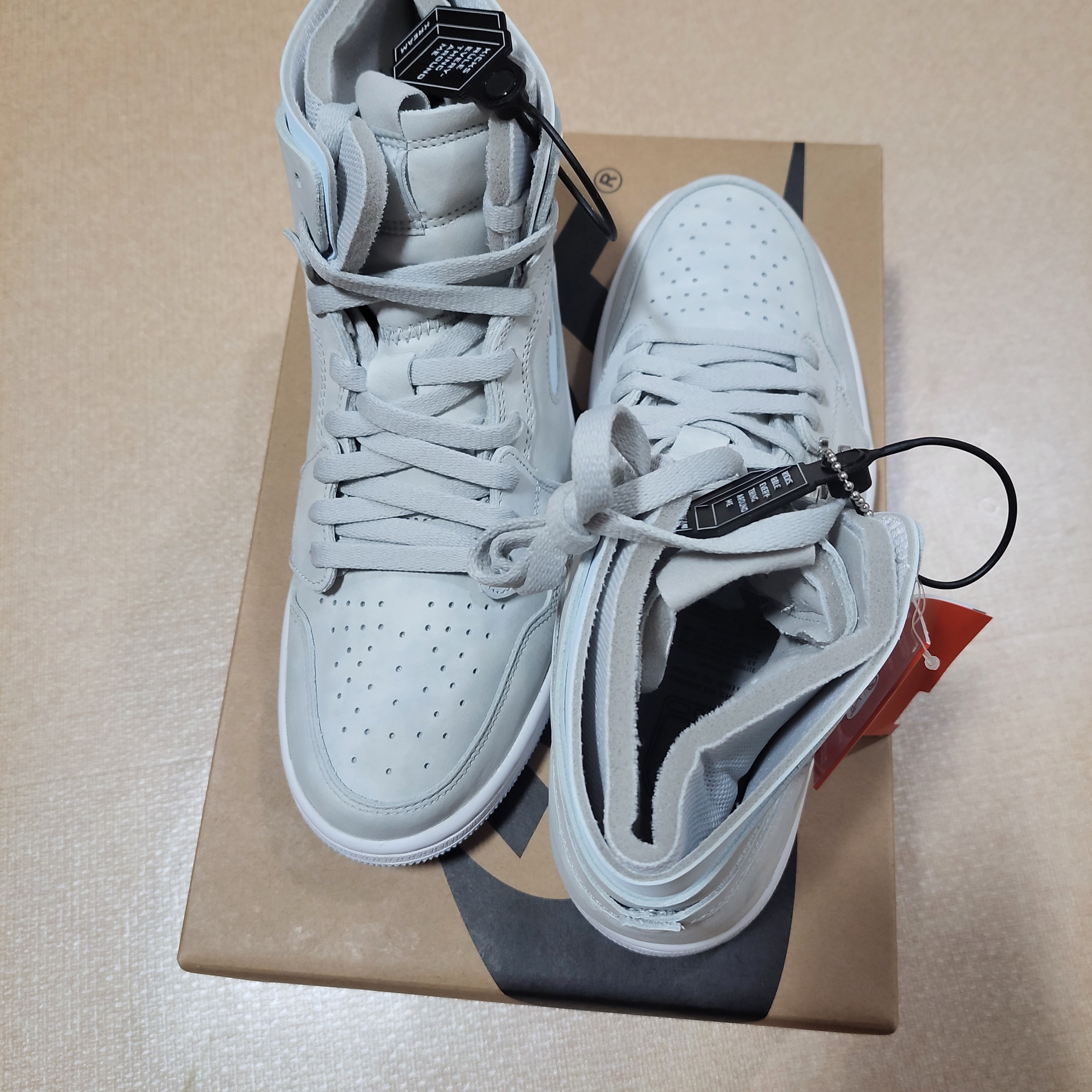 (W) Jordan 1 Zoom Air CMFT Grey Fog and Celestine Blue 착용 스타일 - 1