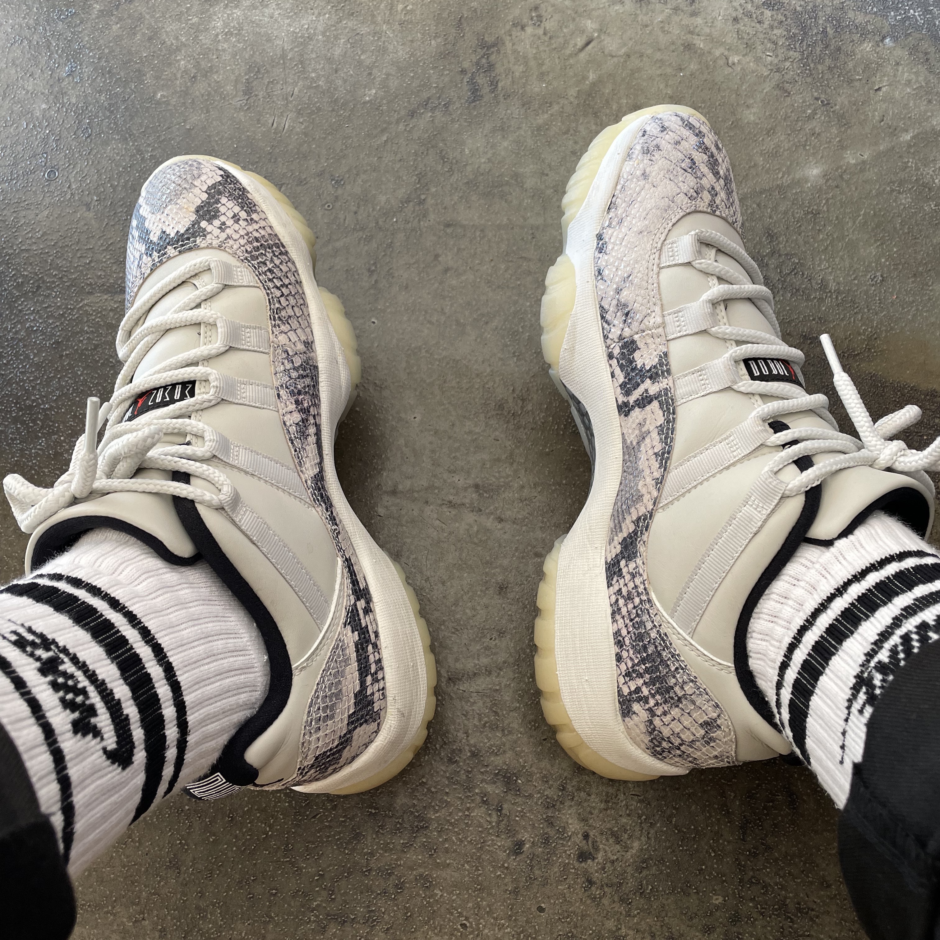Jordan 11 Retro Low Snake Light Bone 착용 스타일
