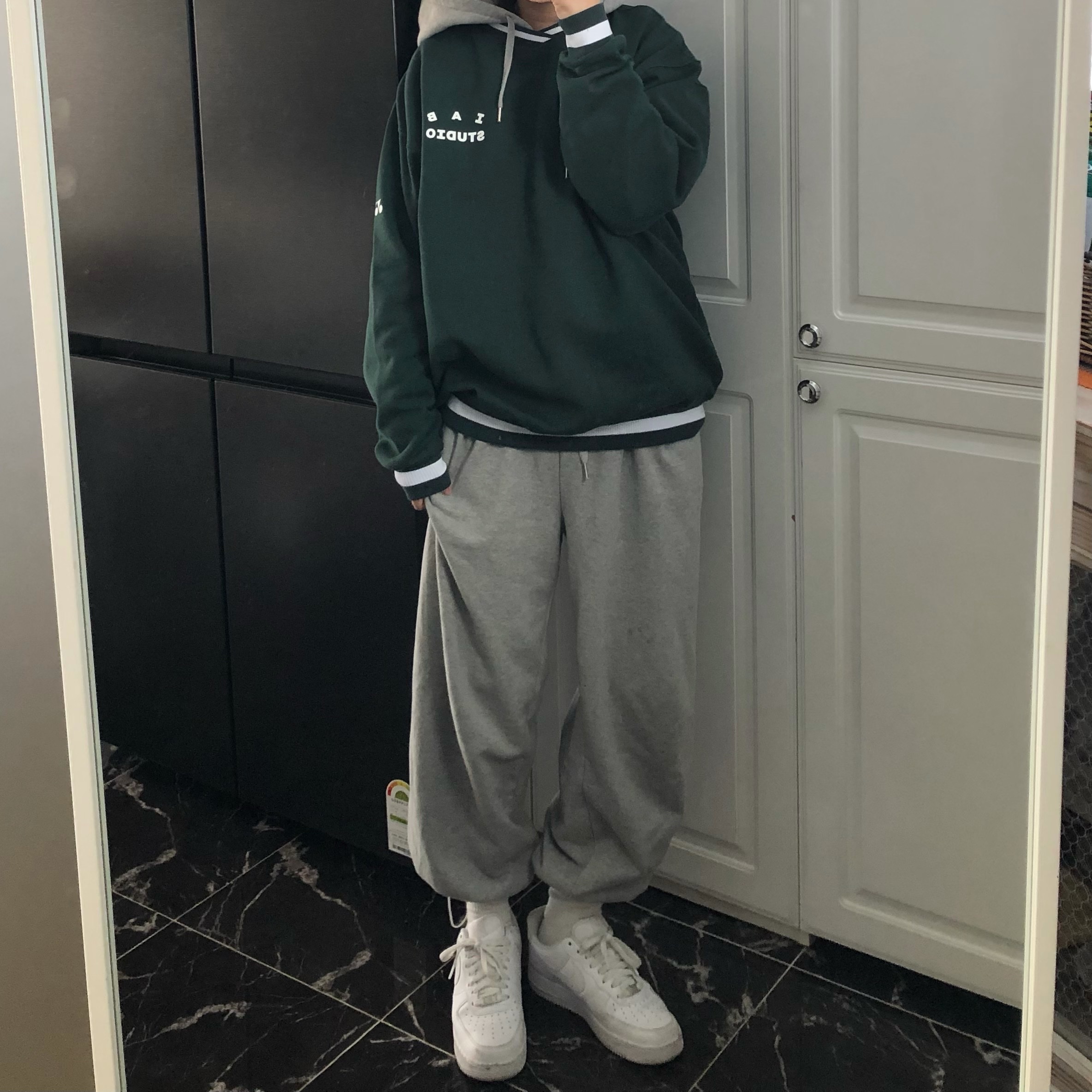 IAB Studio x Yonex Sweatshirt Green, Nike Air Force 1 '07 Low White 착용 스타일 - 2