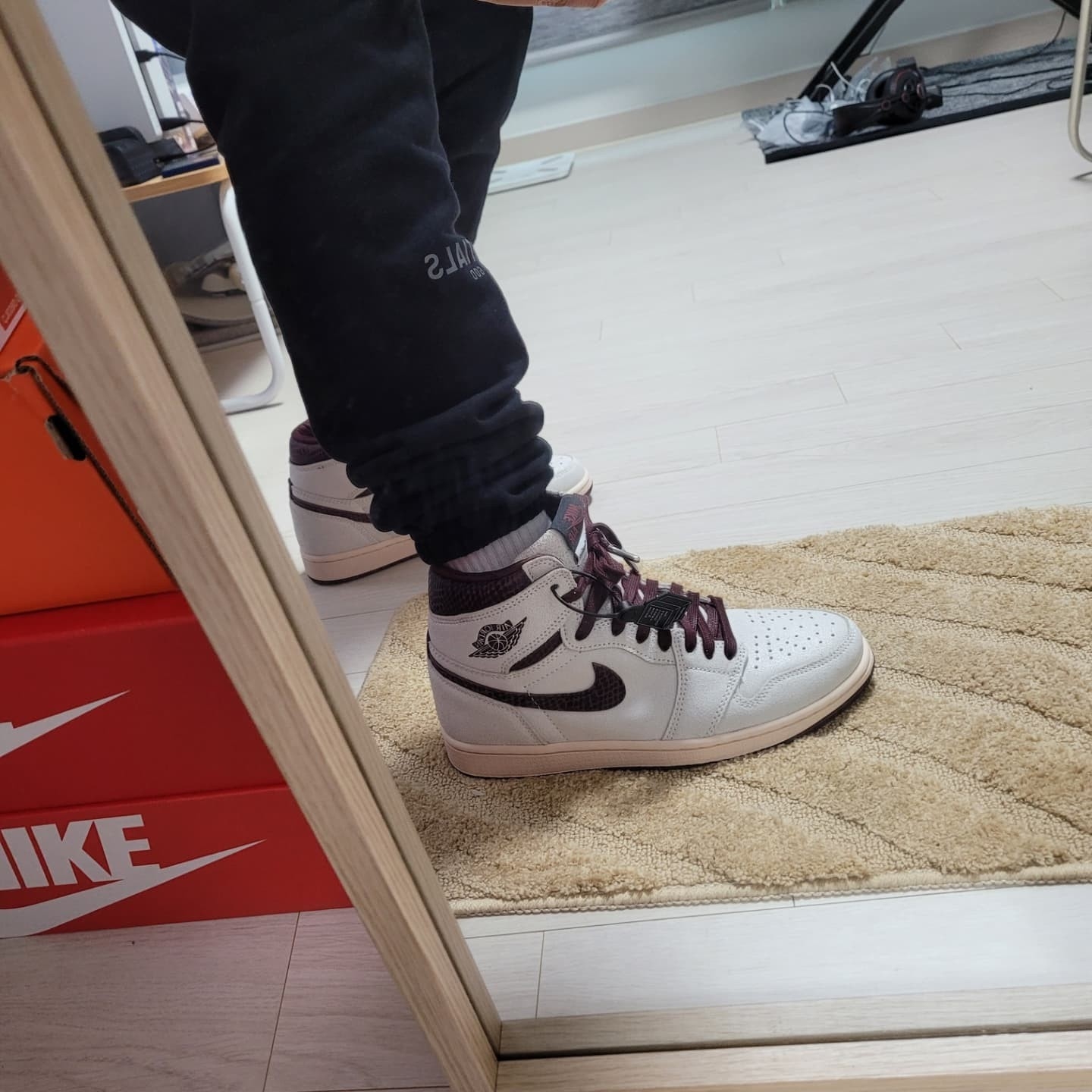 Jordan 1 x A Ma Maniere Retro High OG SP Sail and Burgundy 착용 스타일 - 2