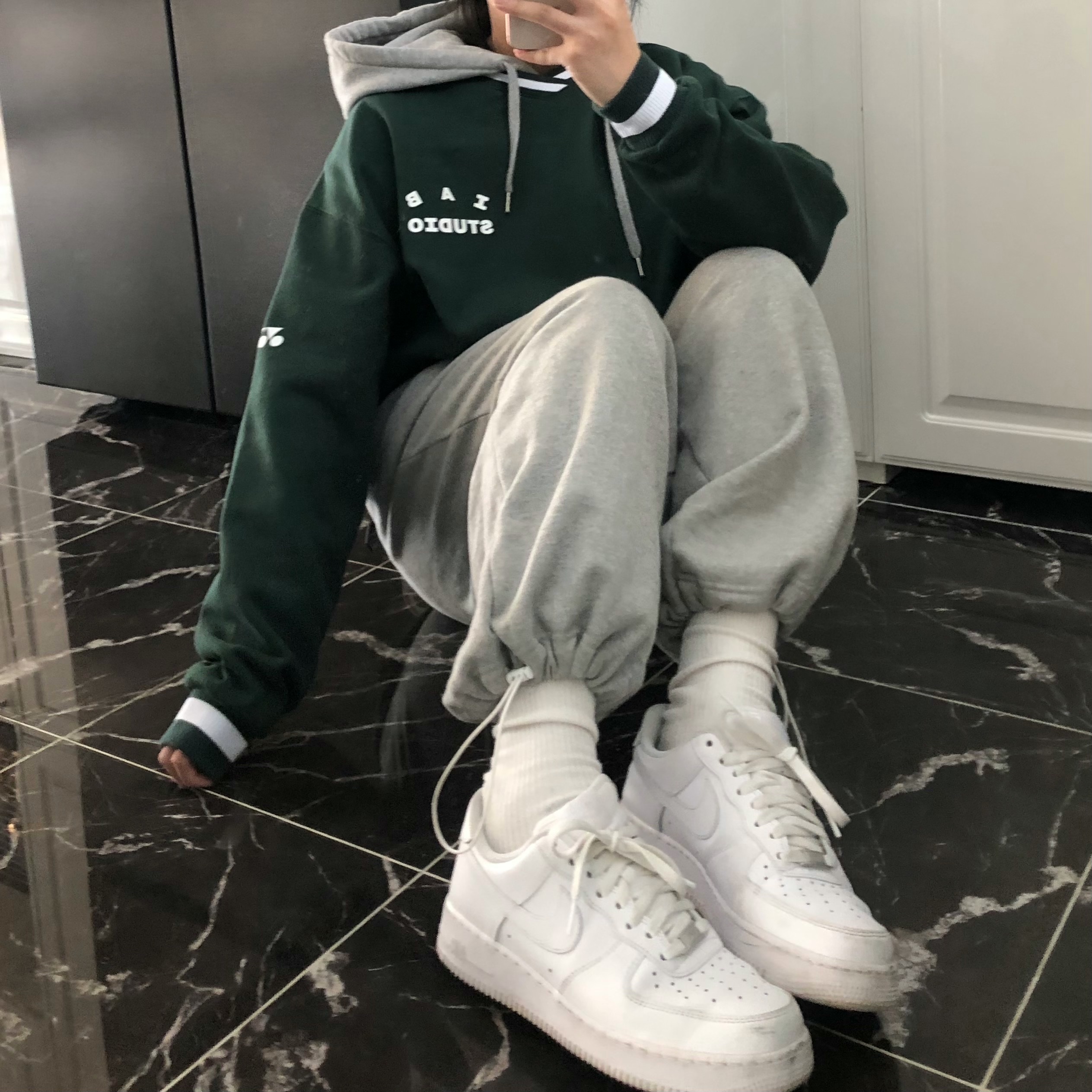 IAB Studio x Yonex Sweatshirt Green, Nike Air Force 1 '07 Low White 착용 스타일 - 1