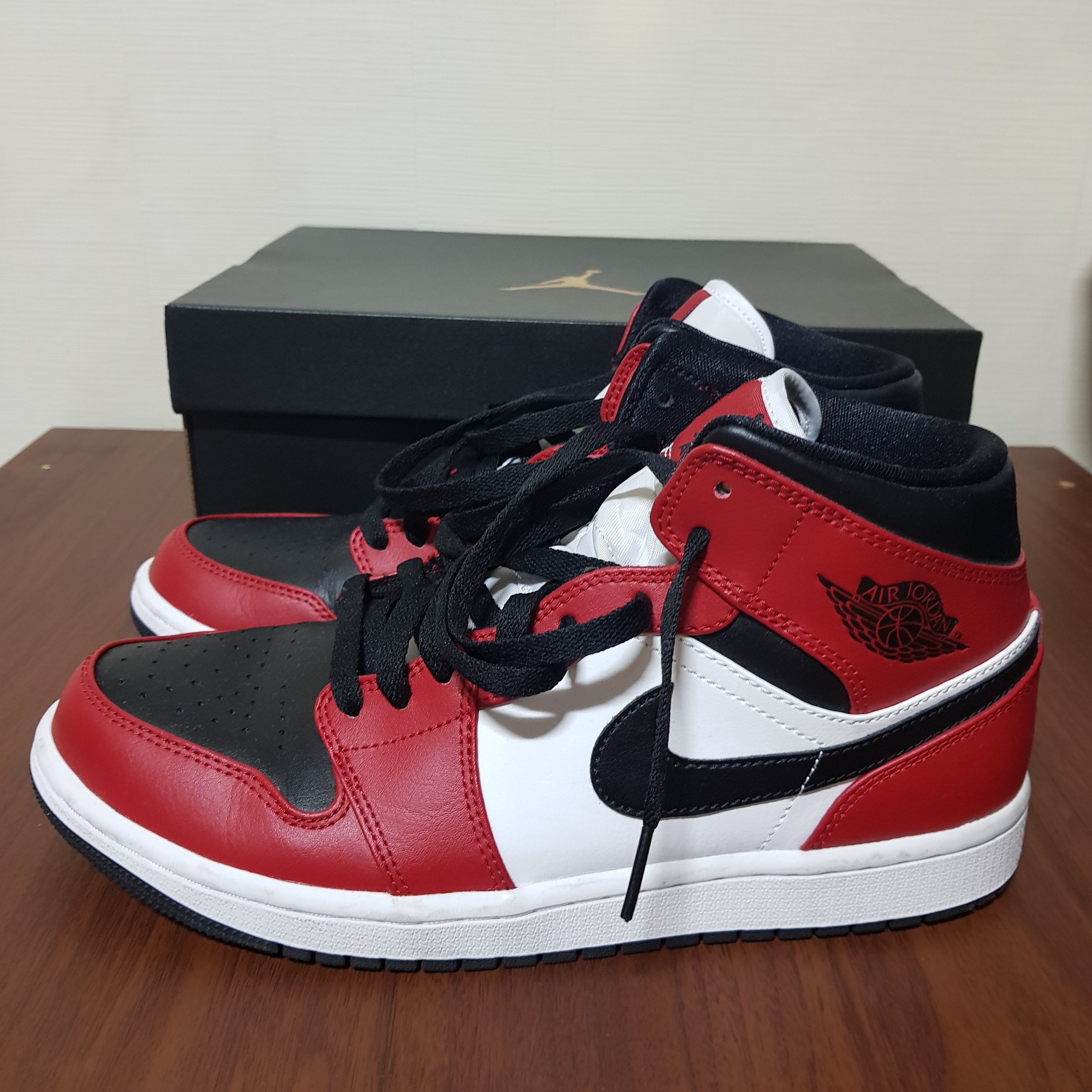 Jordan 1 Mid Chicago Black Toe 착용 스타일 - 3