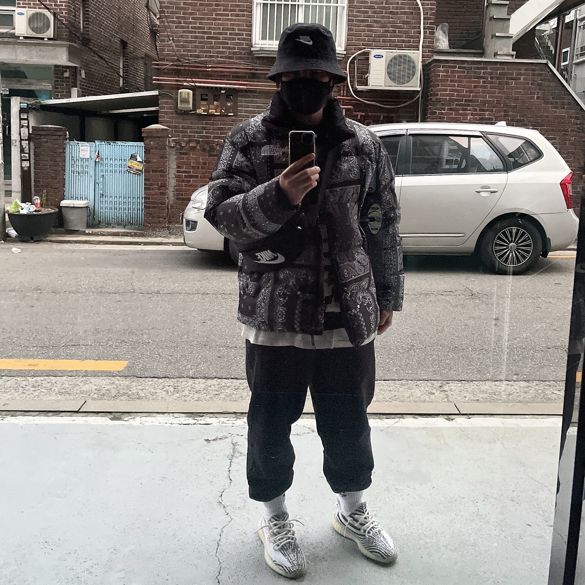Adidas Yeezy Boost 350 V2 Zebra 2017/2019/2020, The North Face Lofty Down Jacket Black 착용 스타일