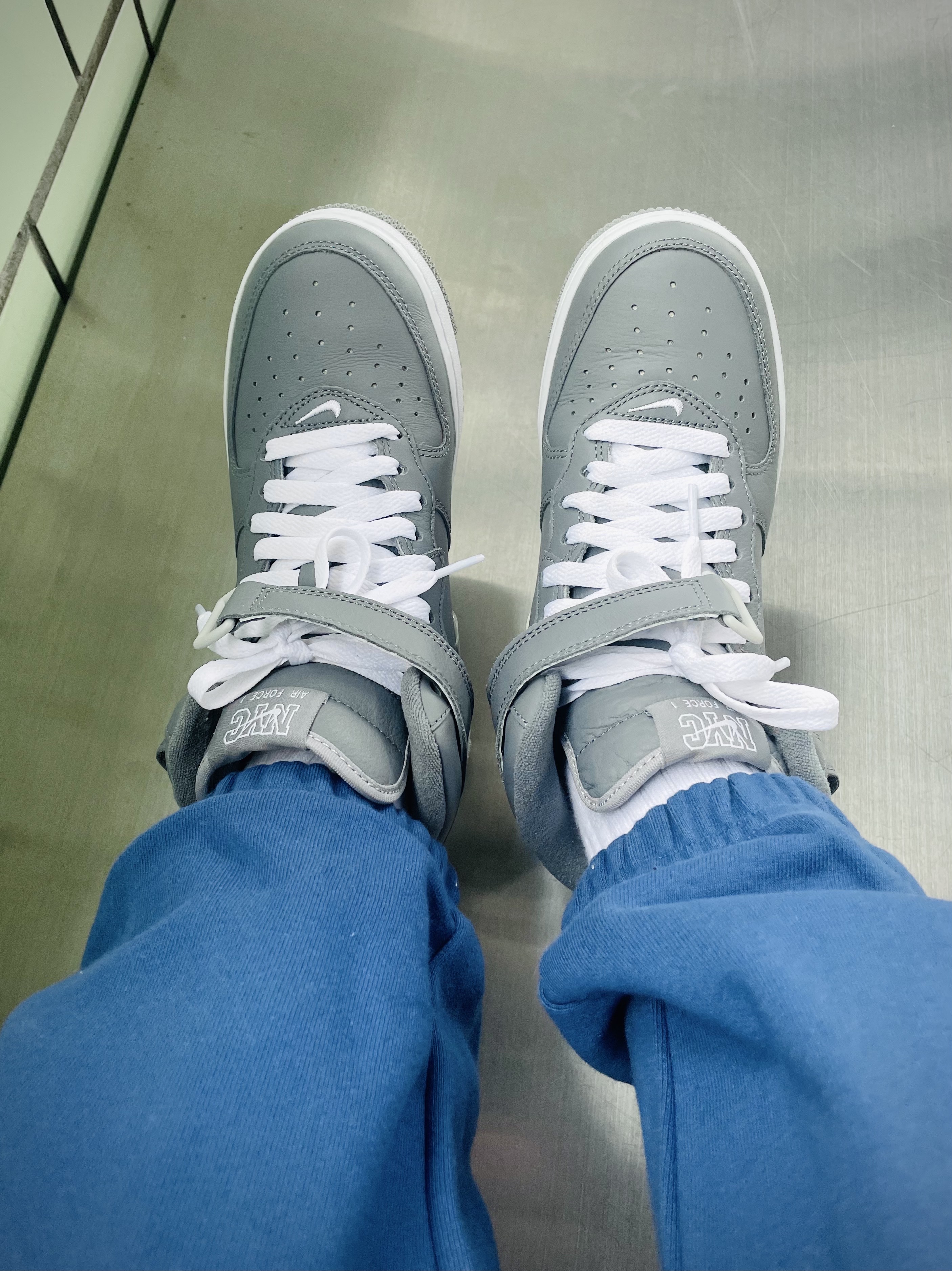 Nike Air Force 1 Mid QS NYC Cool Grey 착용 스타일 - 2