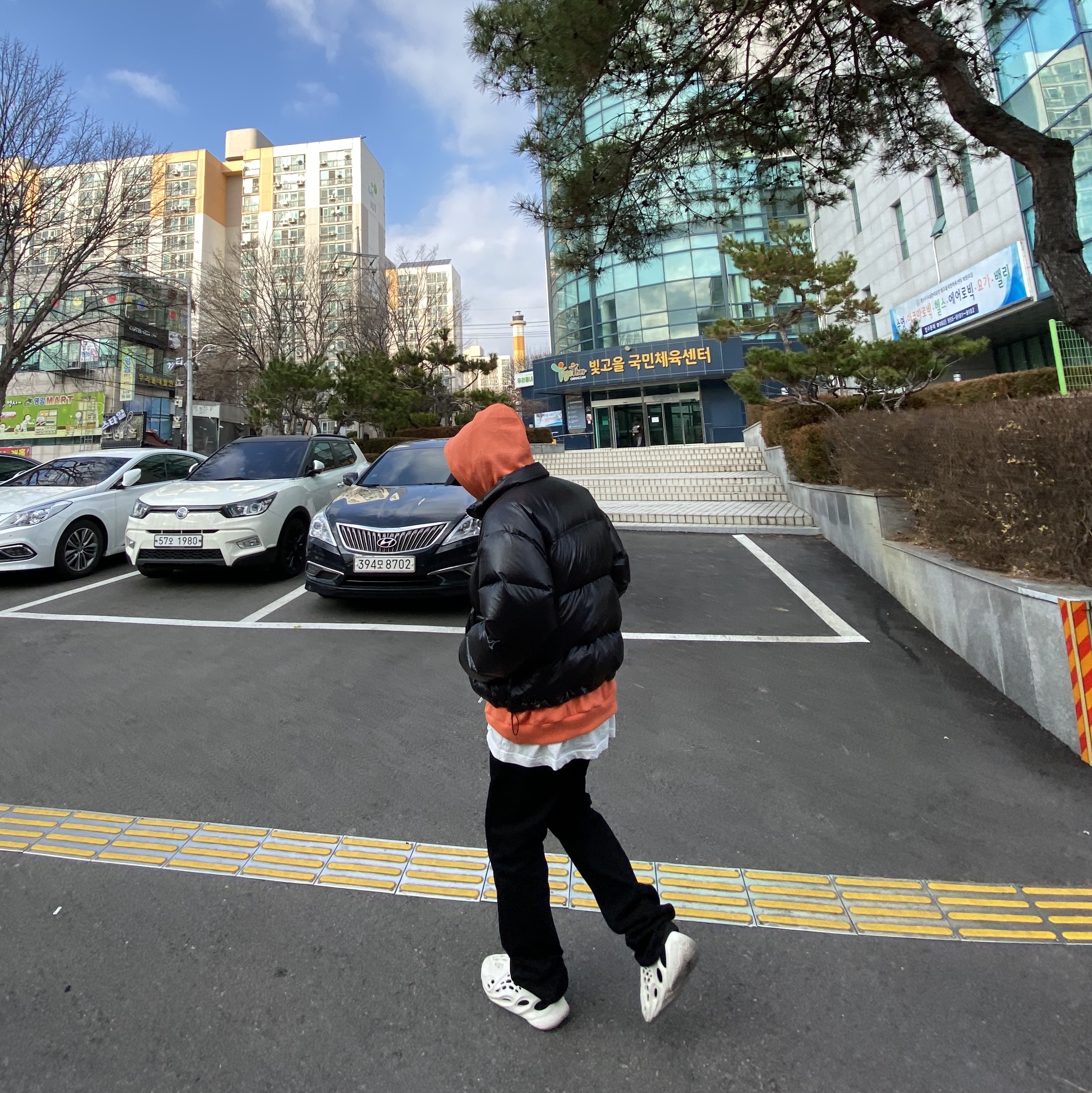 Adidas Yeezy Foam RNNR Ararat 착용 스타일 - 1