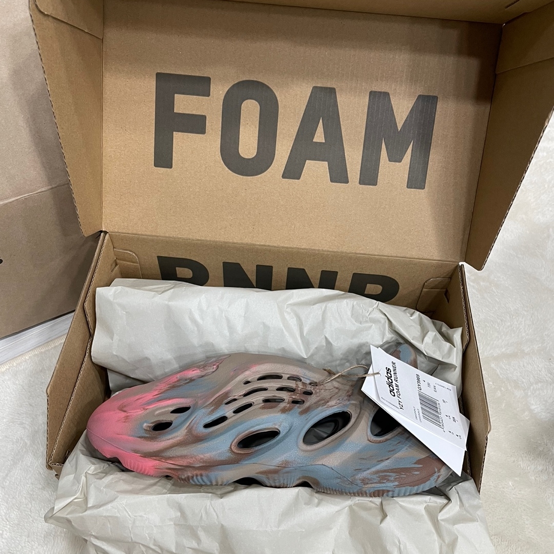 Adidas Yeezy Foam RNNR MX Sand Grey 착용 스타일