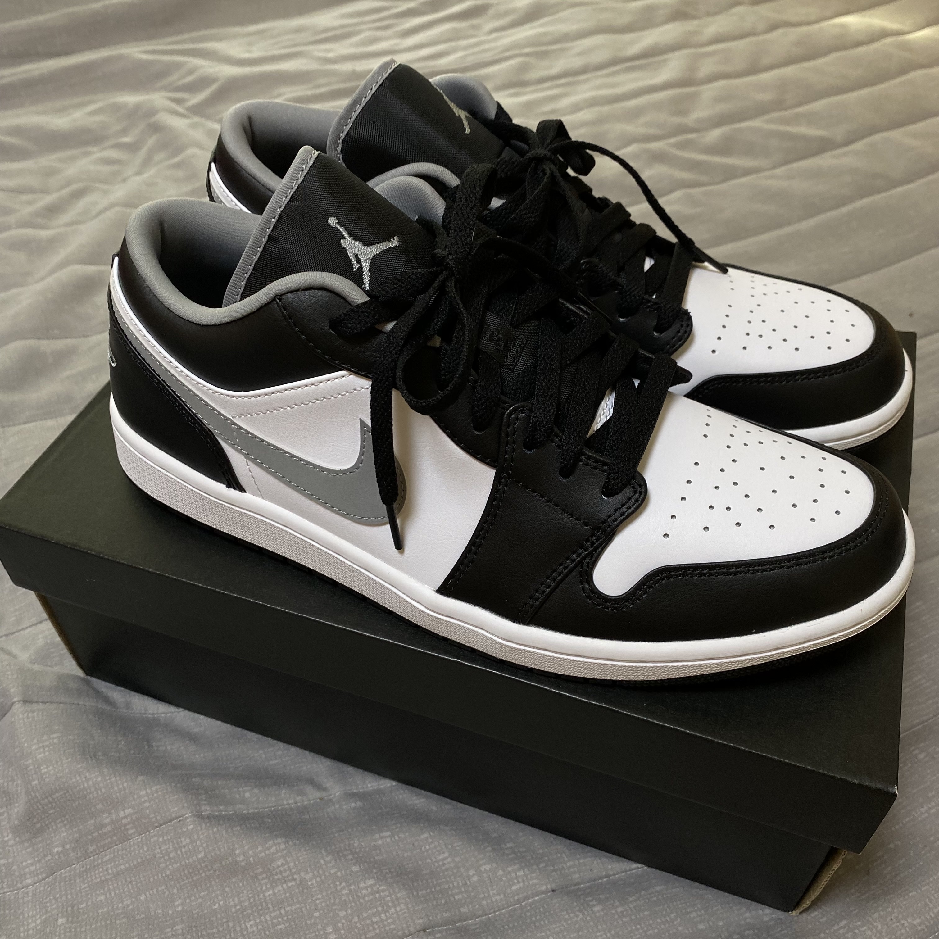 Jordan 1 Low Black Particle Grey 착용 스타일 - 3