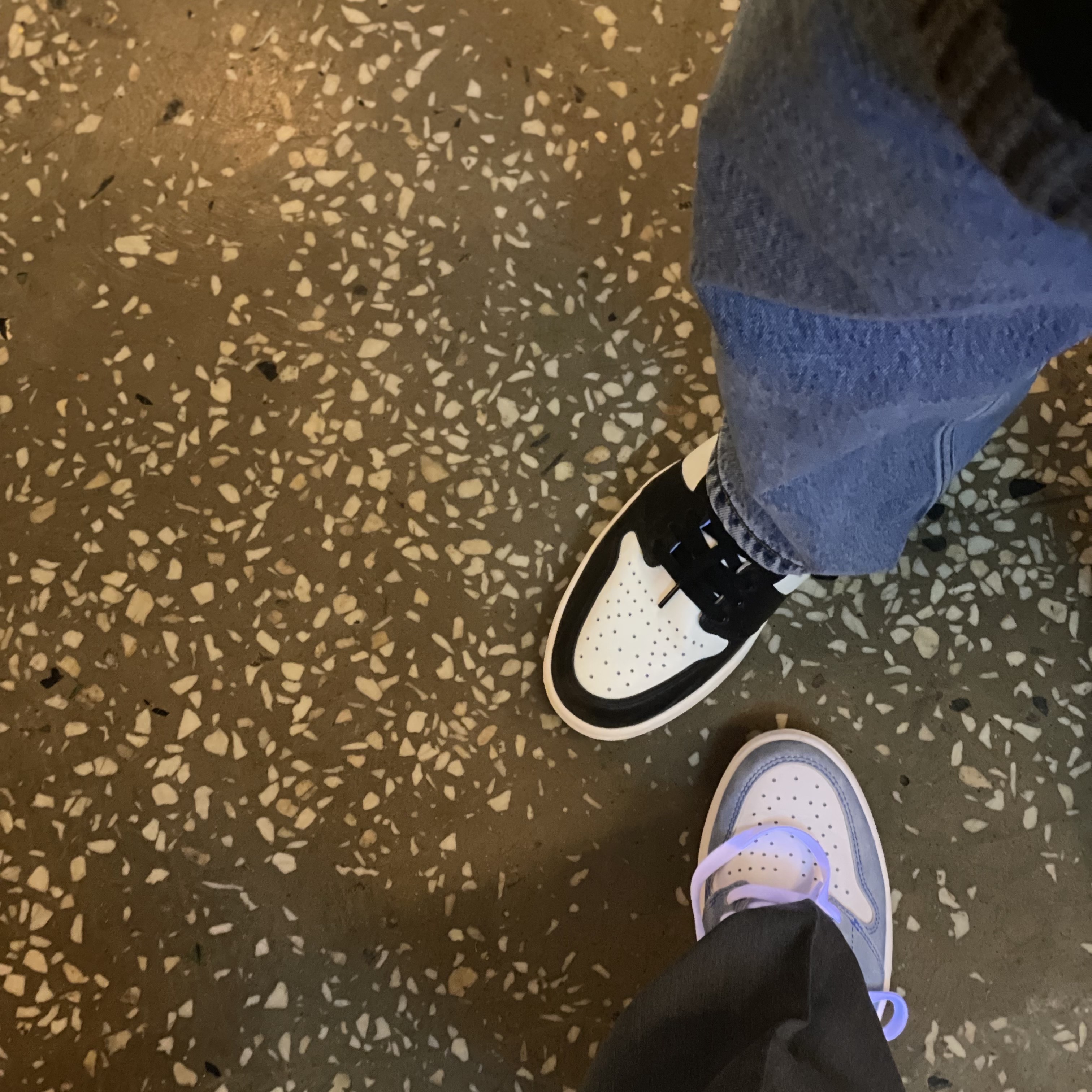Jordan 1 Retro High OG Black Mocha, Jordan 1 Retro High OG Hyper Royal 착용 스타일