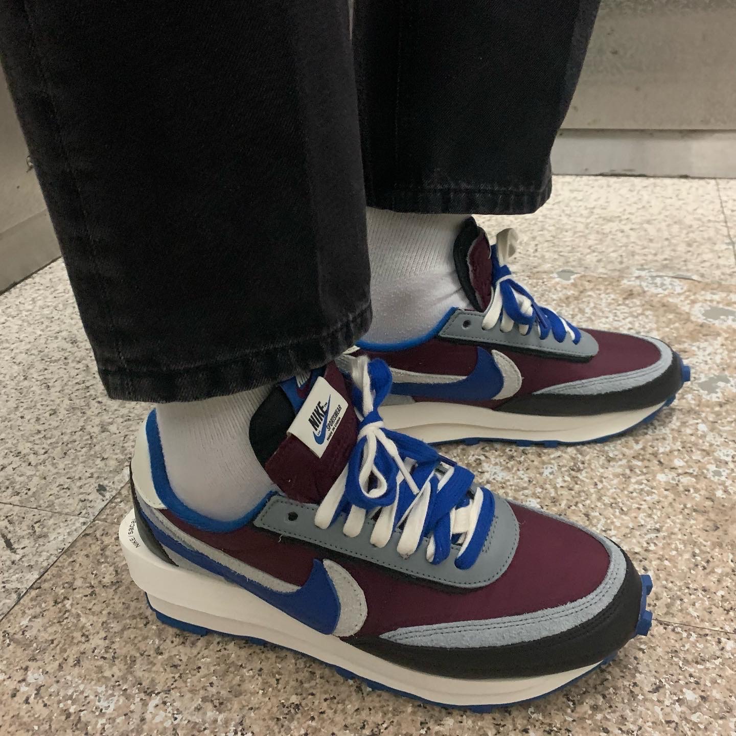 Nike x Sacai x Undercover LDWaffle Night Maroon Team Royal 착용 스타일 - 3