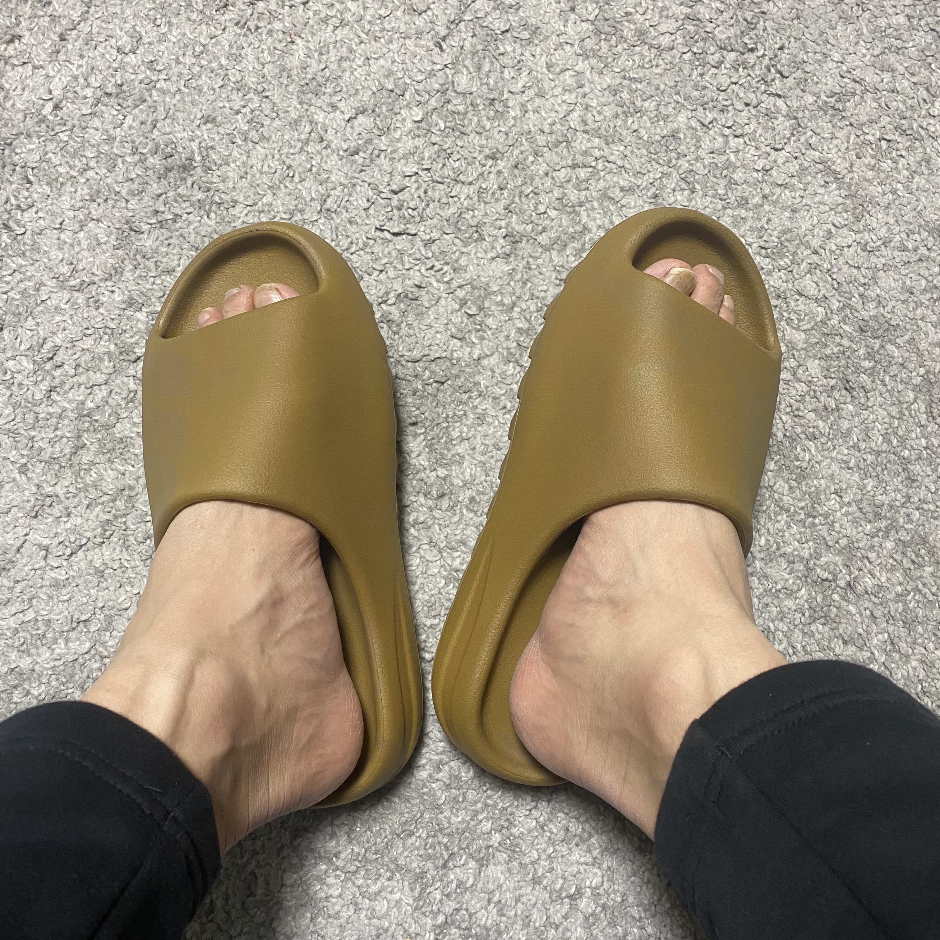 Adidas Yeezy Slide Ochre 착용 스타일 - 2