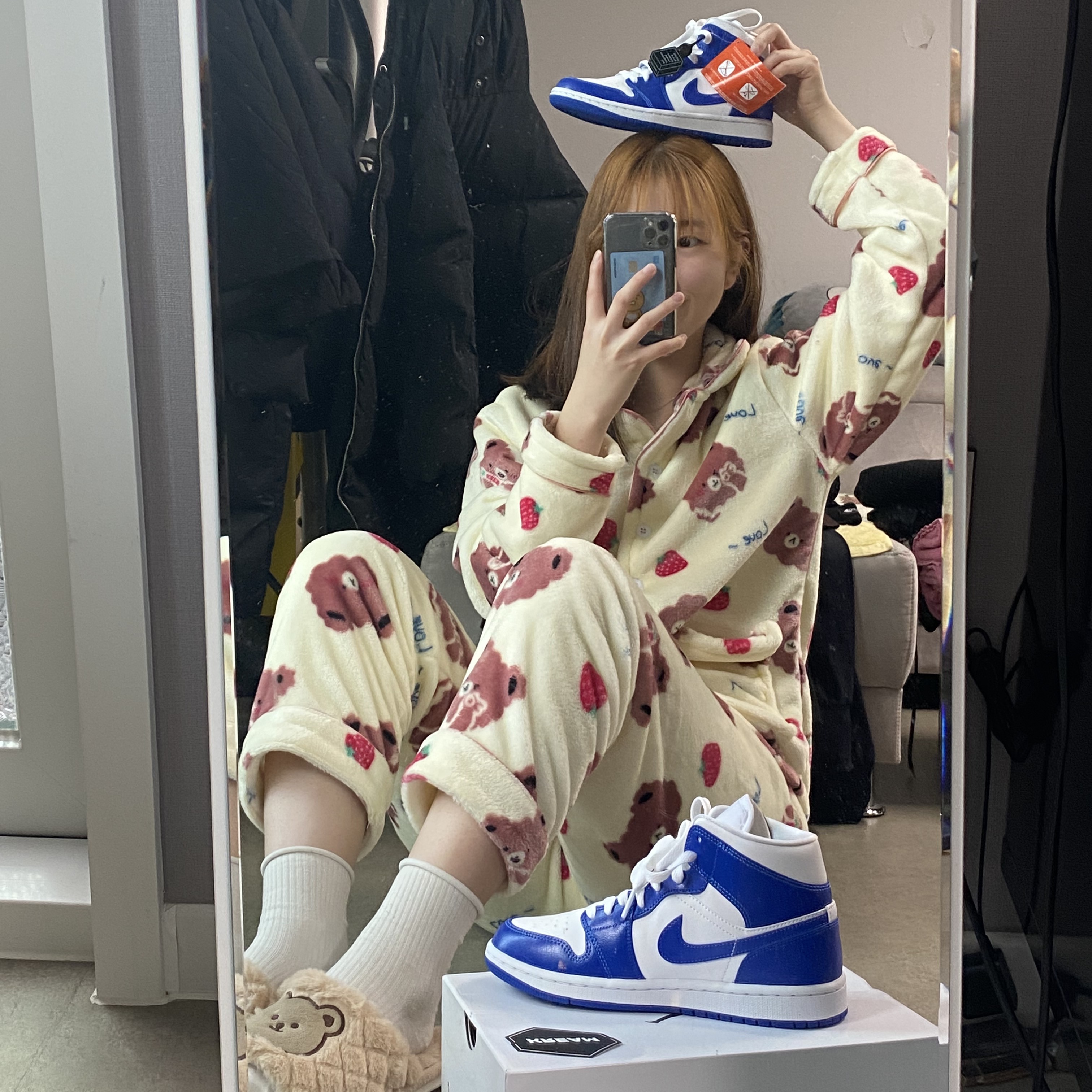 (W) Jordan 1 Mid White Hyper Royal 착용 스타일 - 3