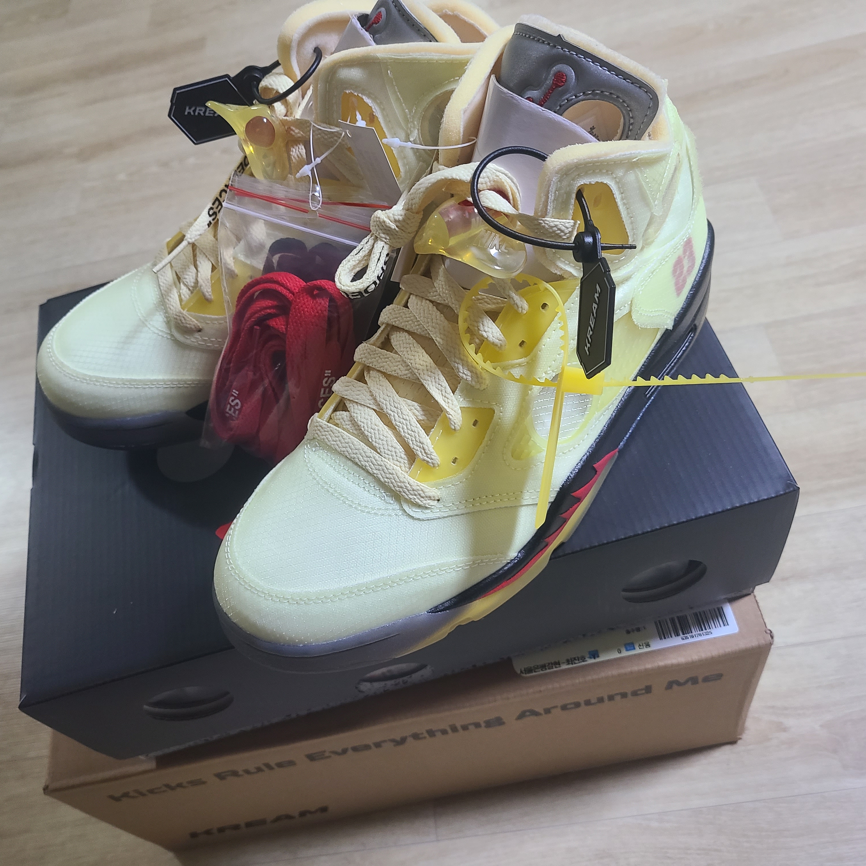 Jordan 5 x Off-White Retro SP Sail Fire Red 착용 스타일