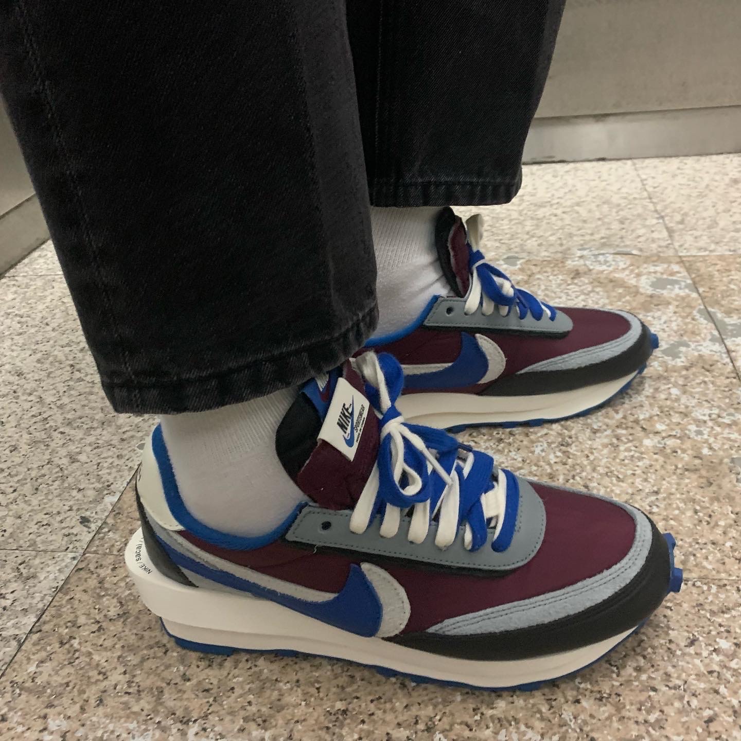 Nike x Sacai x Undercover LDWaffle Night Maroon Team Royal 착용 스타일 - 2