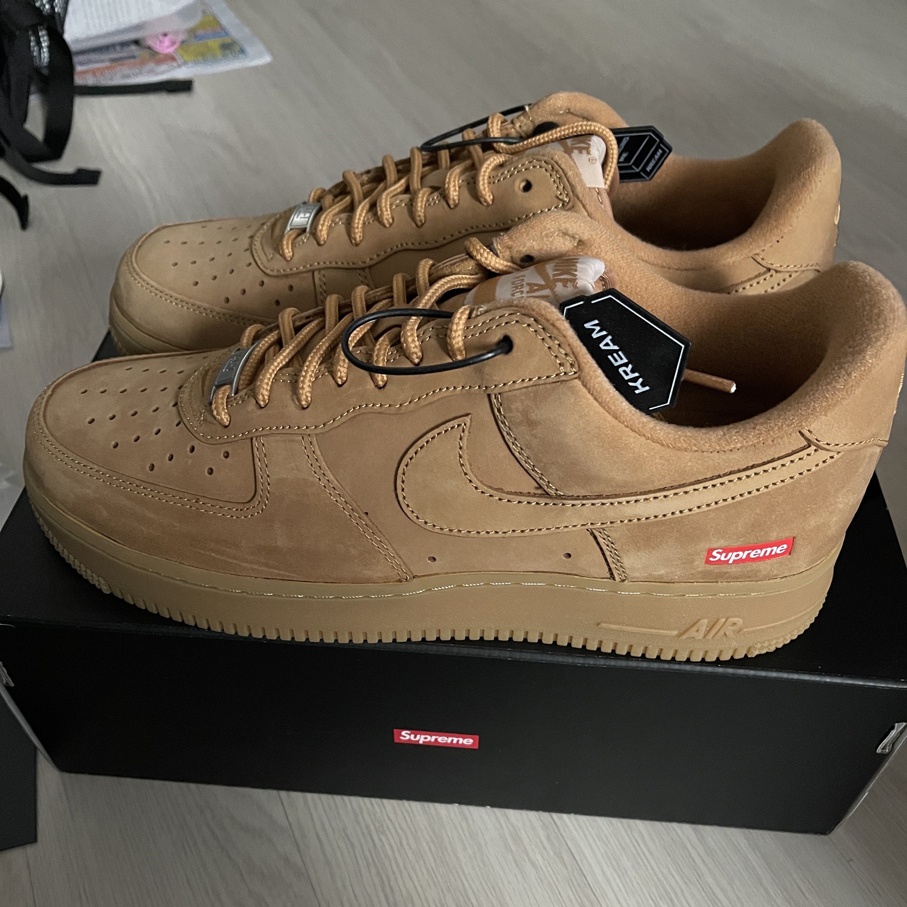 Nike x Supreme Air Force 1 Low Flax 착용 스타일