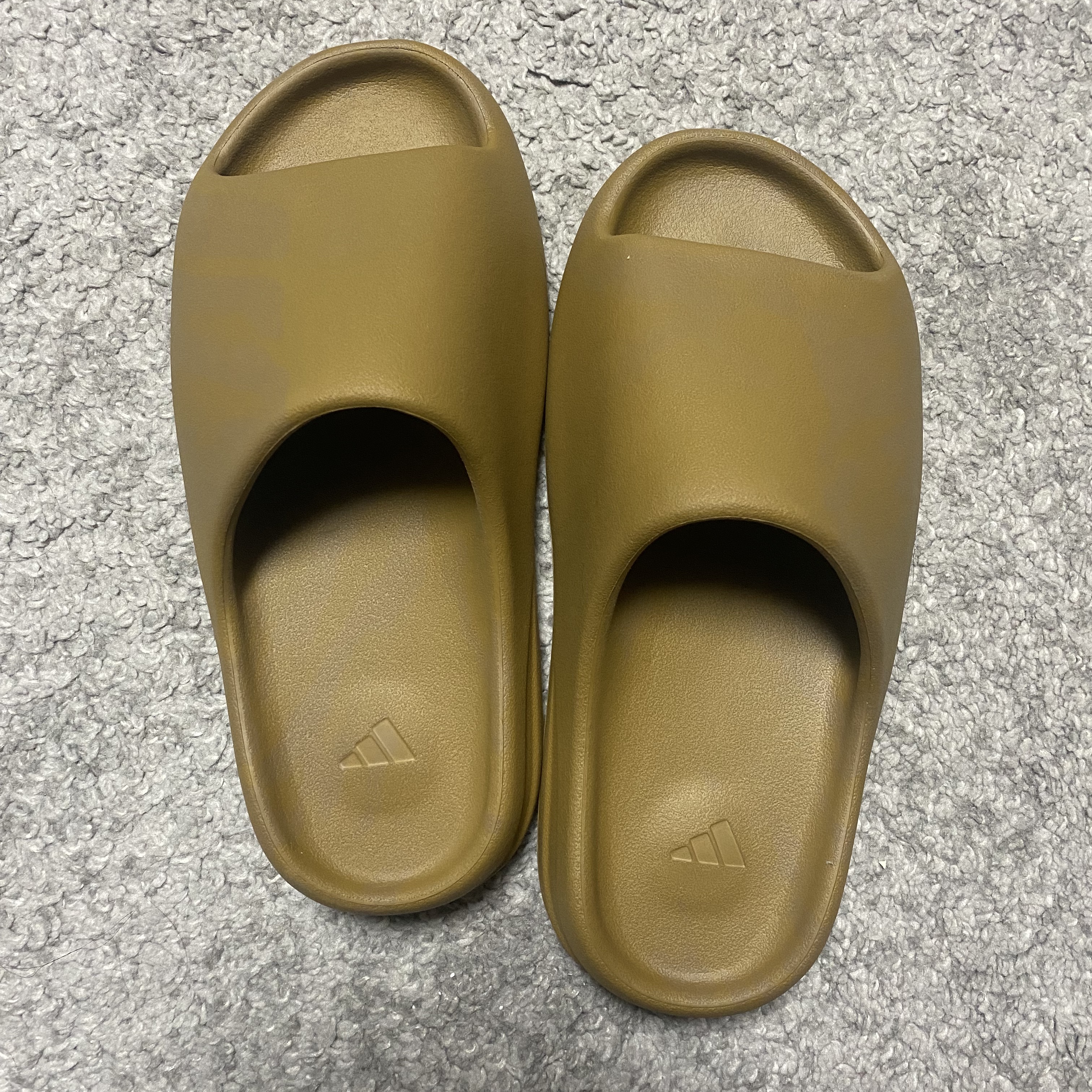 Adidas Yeezy Slide Ochre 착용 스타일 - 1