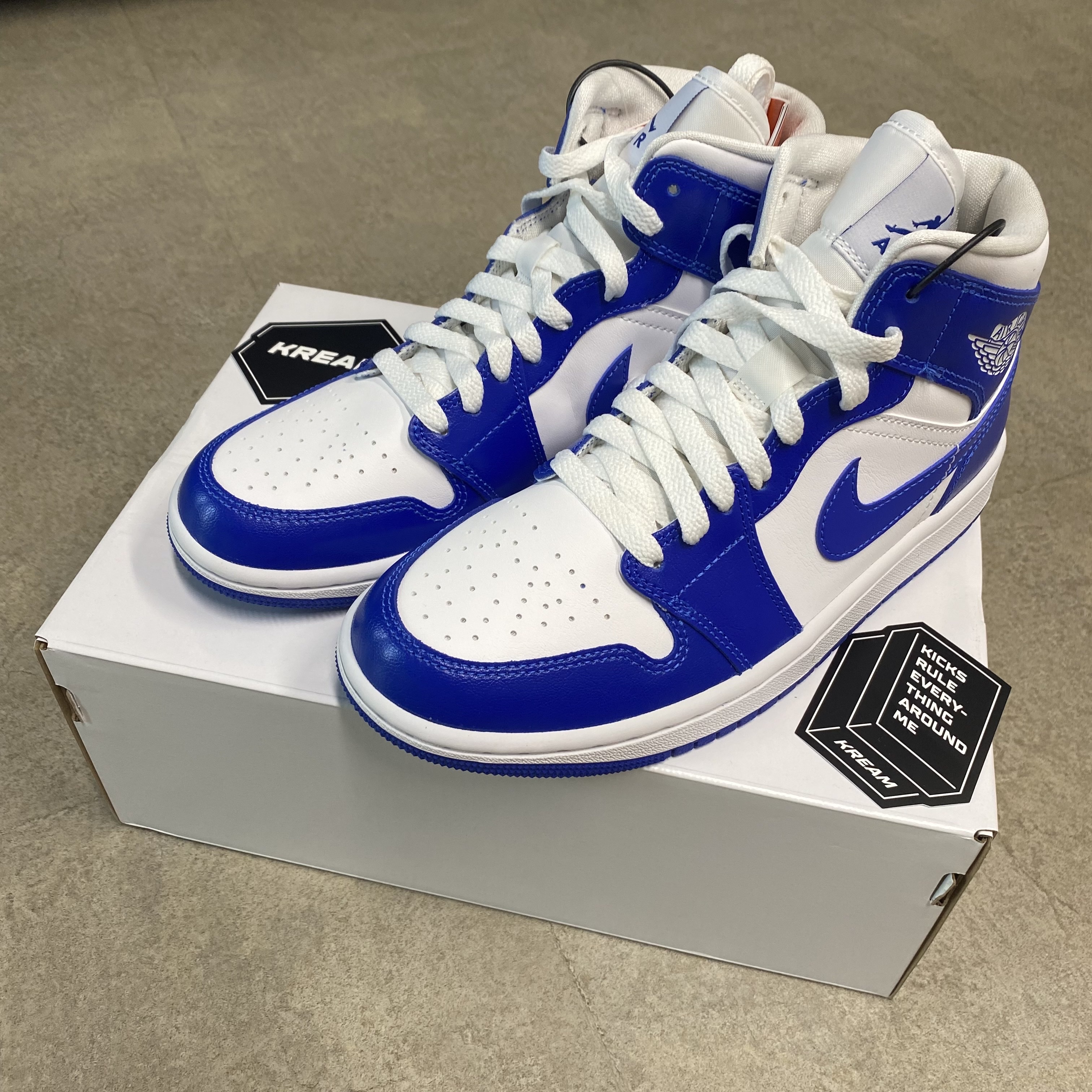 (W) Jordan 1 Mid White Hyper Royal 착용 스타일 - 1