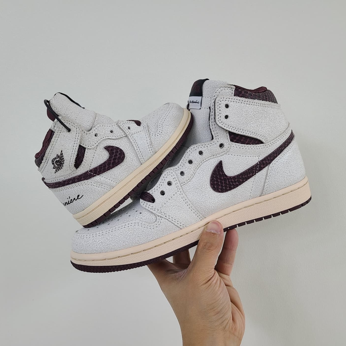 Jordan 1 x A Ma Maniere Retro High OG SP Sail and Burgundy, (TD) Jordan 1 x A Ma Maniere Retro High OG SP Burgundy and Sail 착용 스타일 - 3