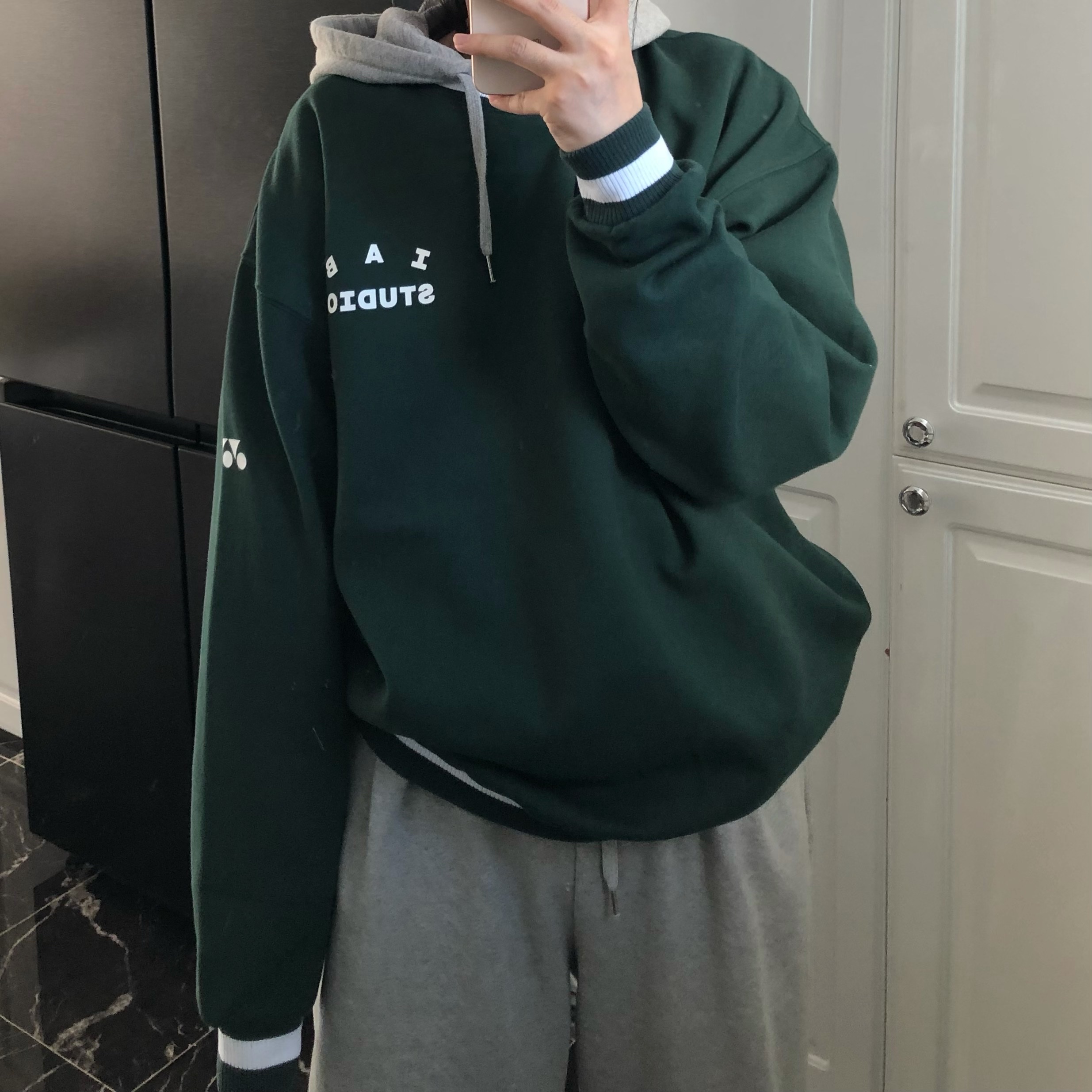 IAB Studio x Yonex Sweatshirt Green, Nike Air Force 1 '07 Low White 착용 스타일 - 3
