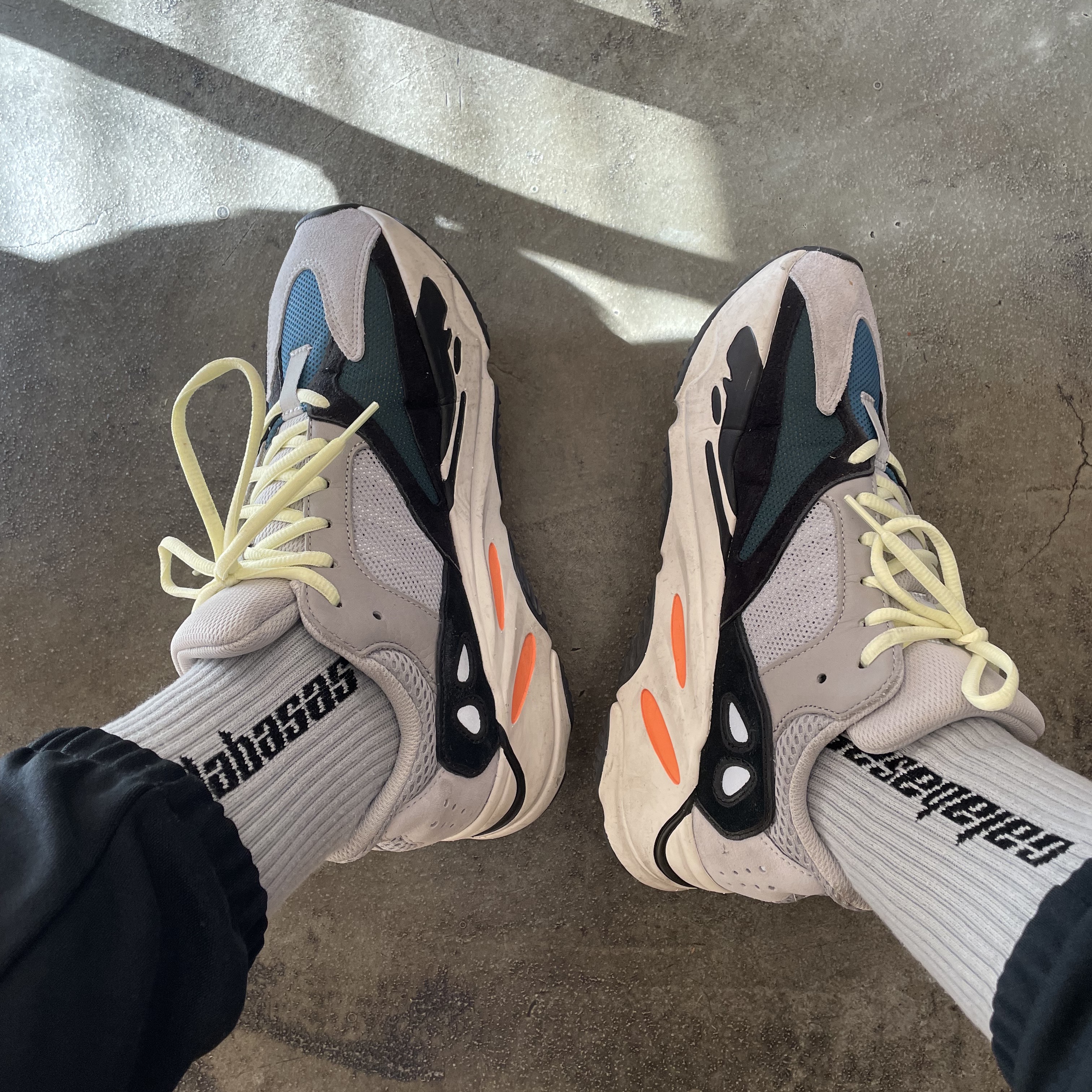 Adidas Yeezy Boost 700 Wave Runner Solid Grey 2017/2019 착용 스타일