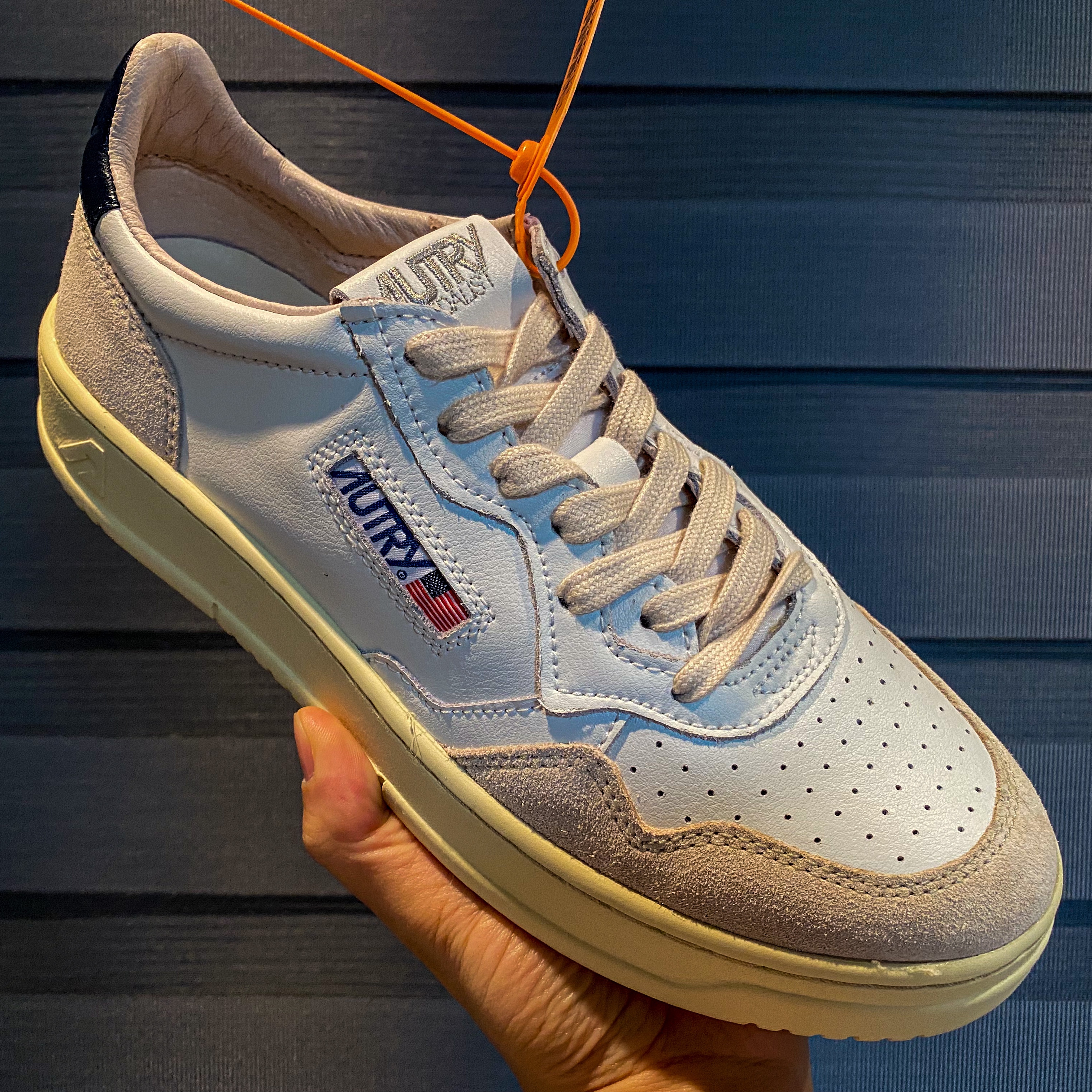 Autry Medalist Low Leather Suede Sneakers White Blue 착용 스타일