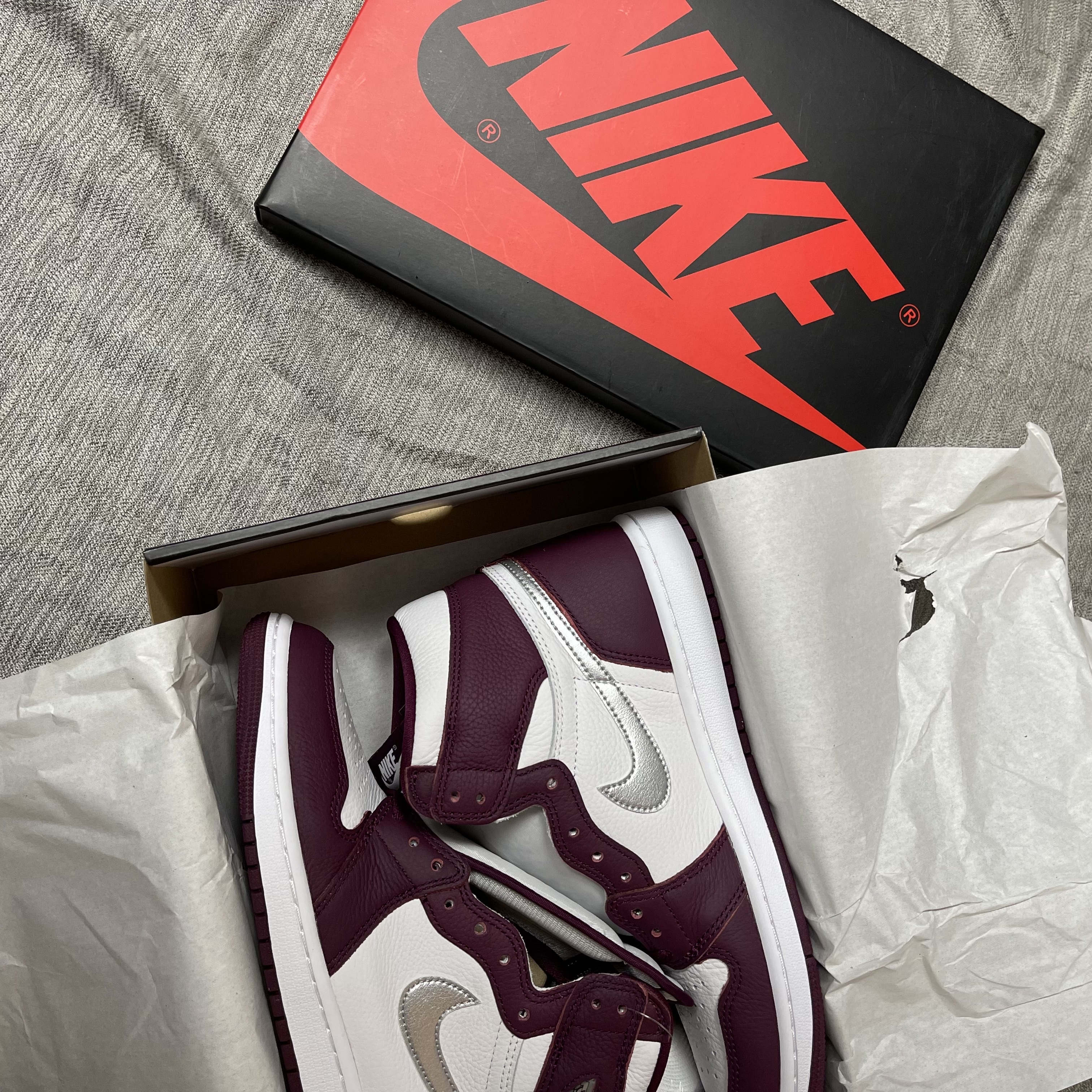 Jordan 1 Retro High OG Bordeaux 착용 스타일 - 1