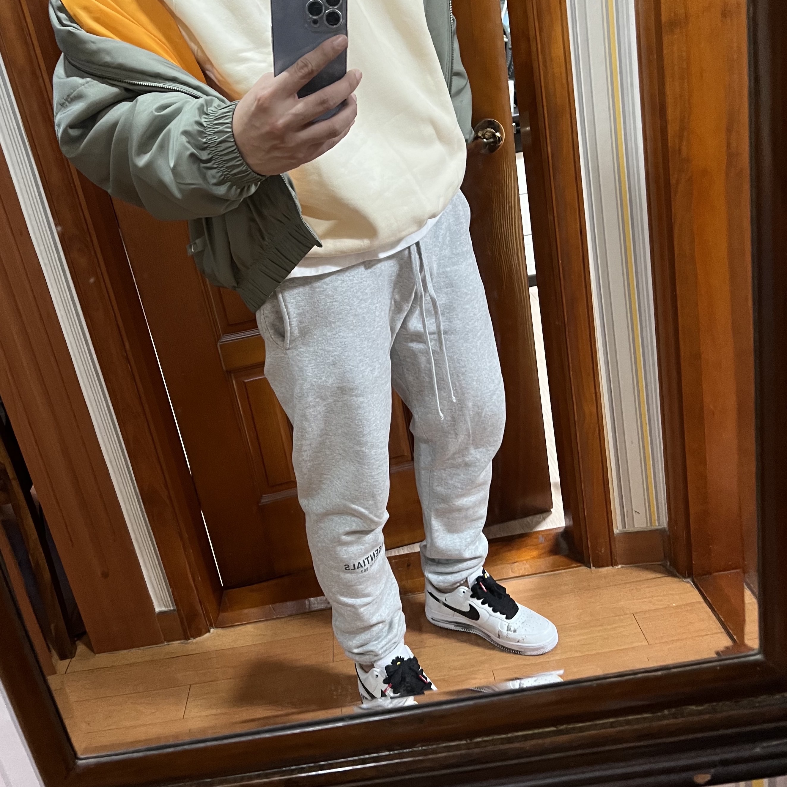 Essentials Pull-Over Crewneck Sweatshirt Cream - 21SS, Nike x Peaceminusone Air Force 1 Low Para-Noise 2.0 착용 스타일
