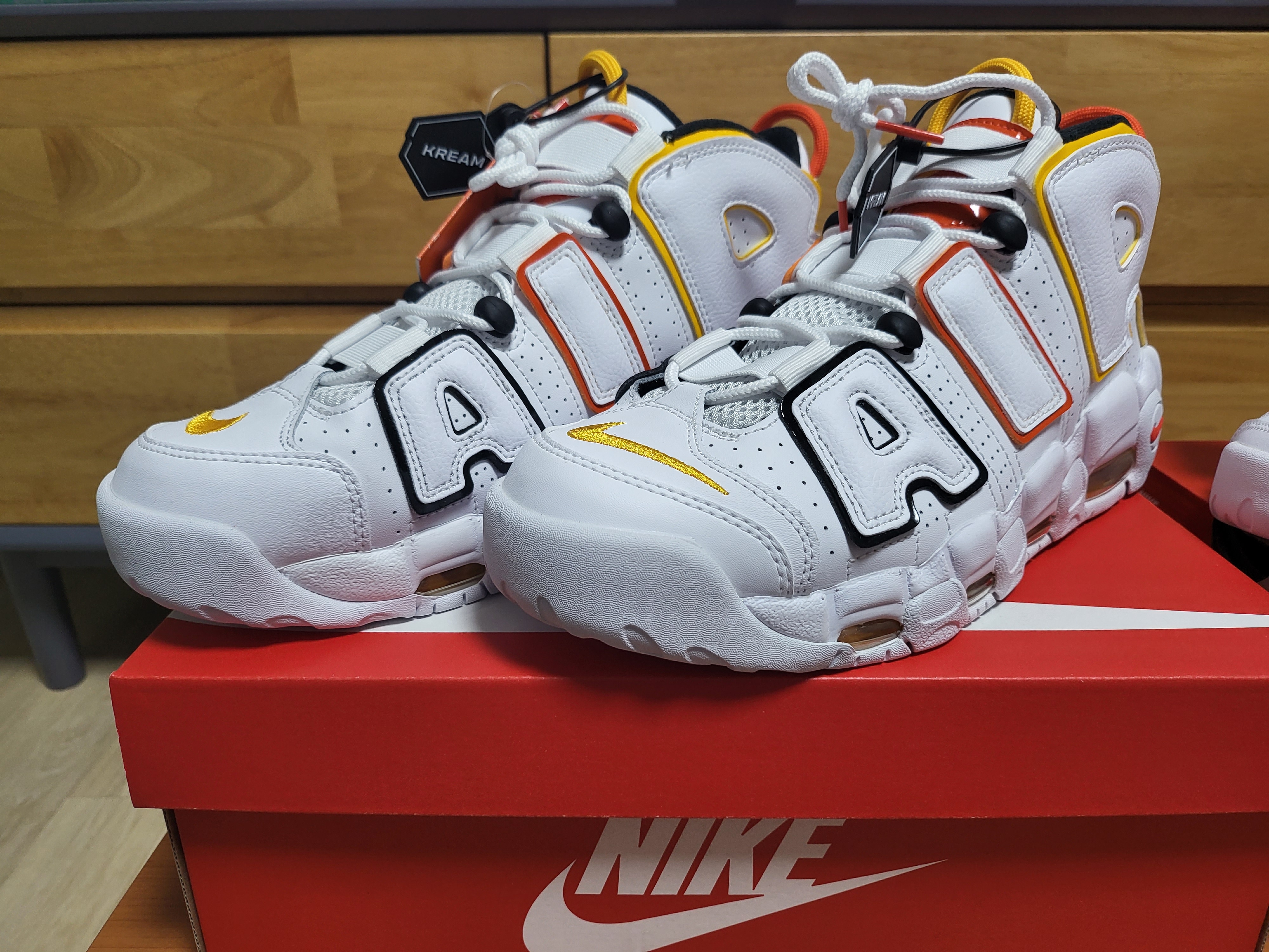 Nike Air More Uptempo Rayguns, (GS) Nike Air More Uptempo Rayguns 착용 스타일 - 4