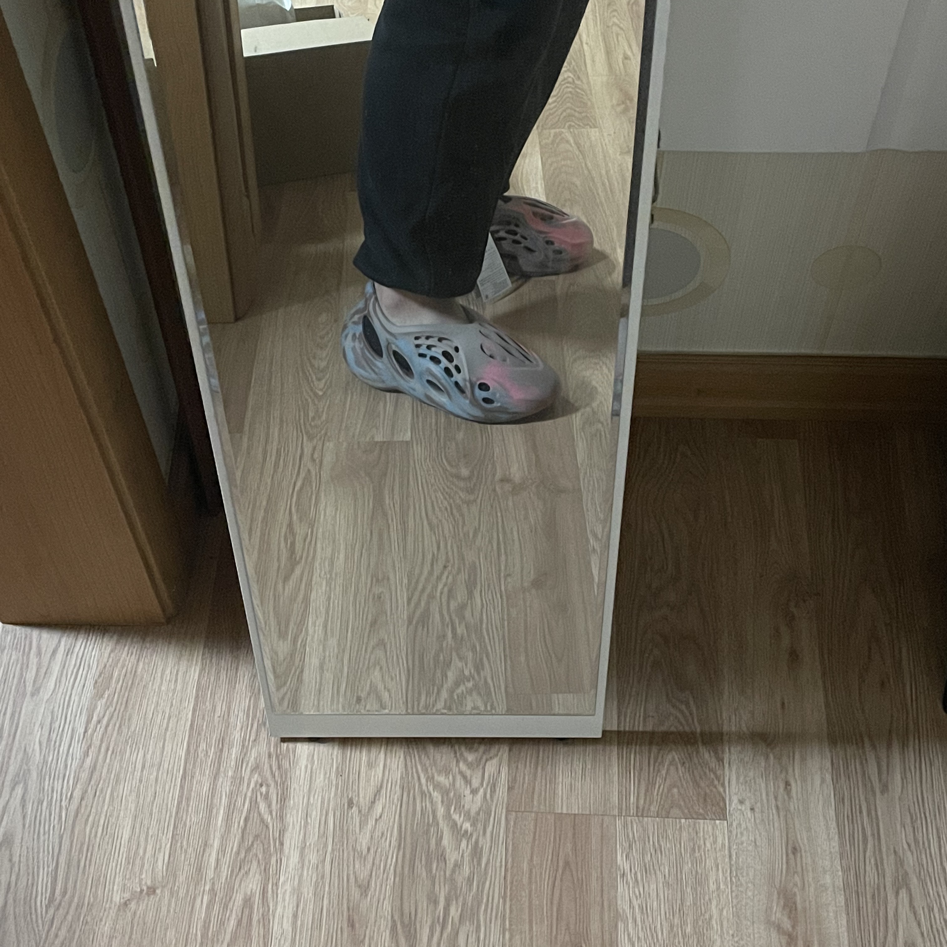 Adidas Yeezy Foam RNNR MX Sand Grey 착용 스타일 - 1