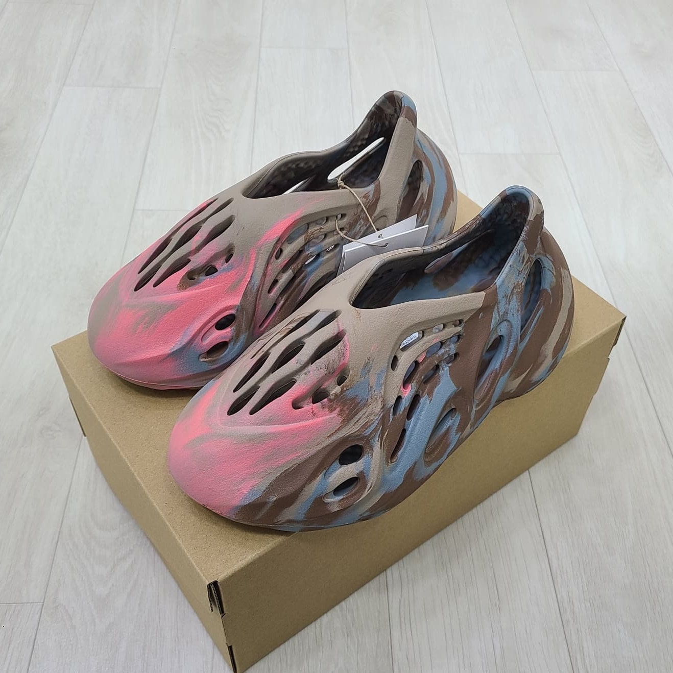 Adidas Yeezy Foam RNNR MX Sand Grey 착용 스타일 - 2