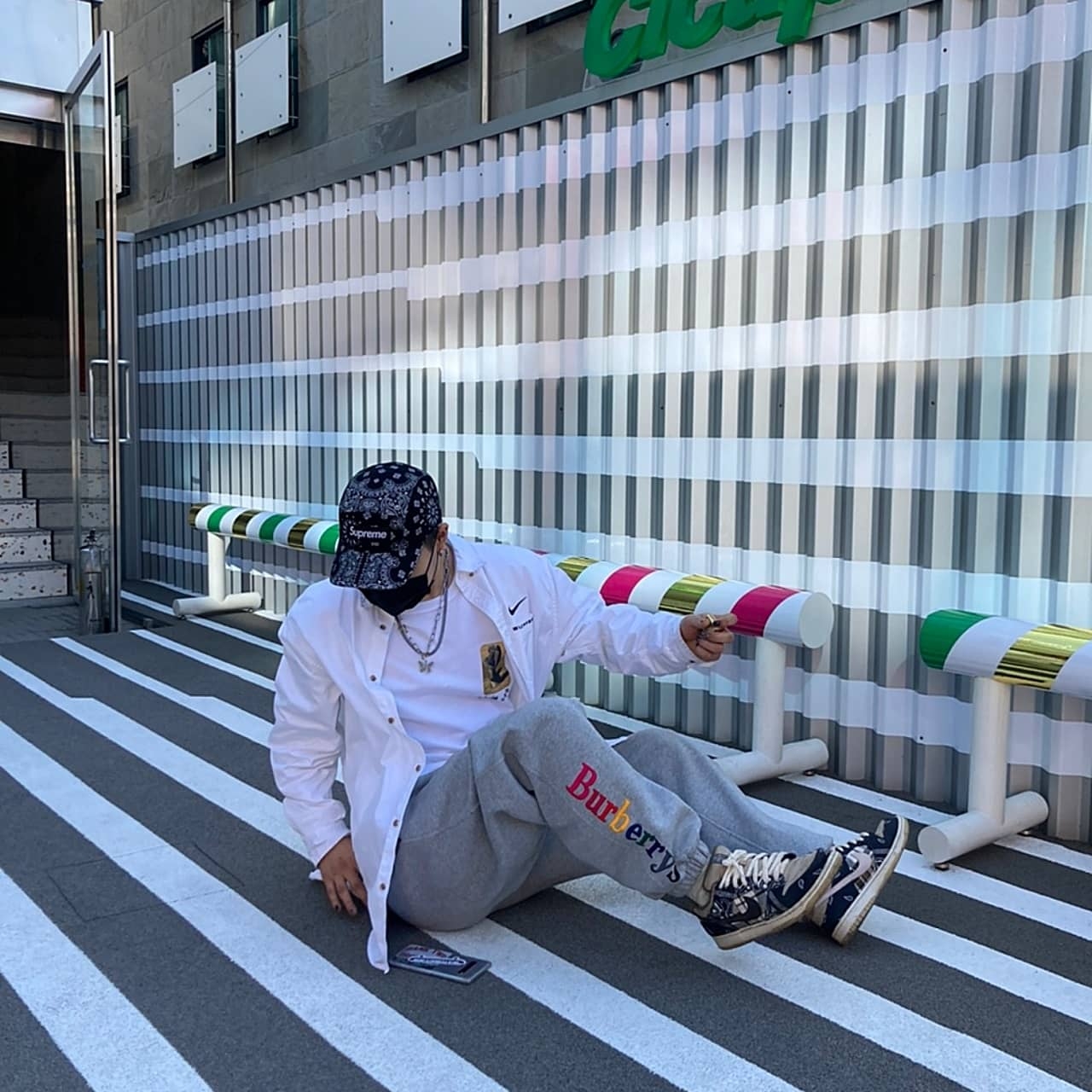 Supreme Bandana Camp Cap Black - 21SS, Supreme x Nike Cotton Twill Shirt White - 21SS 착용 스타일 - 1