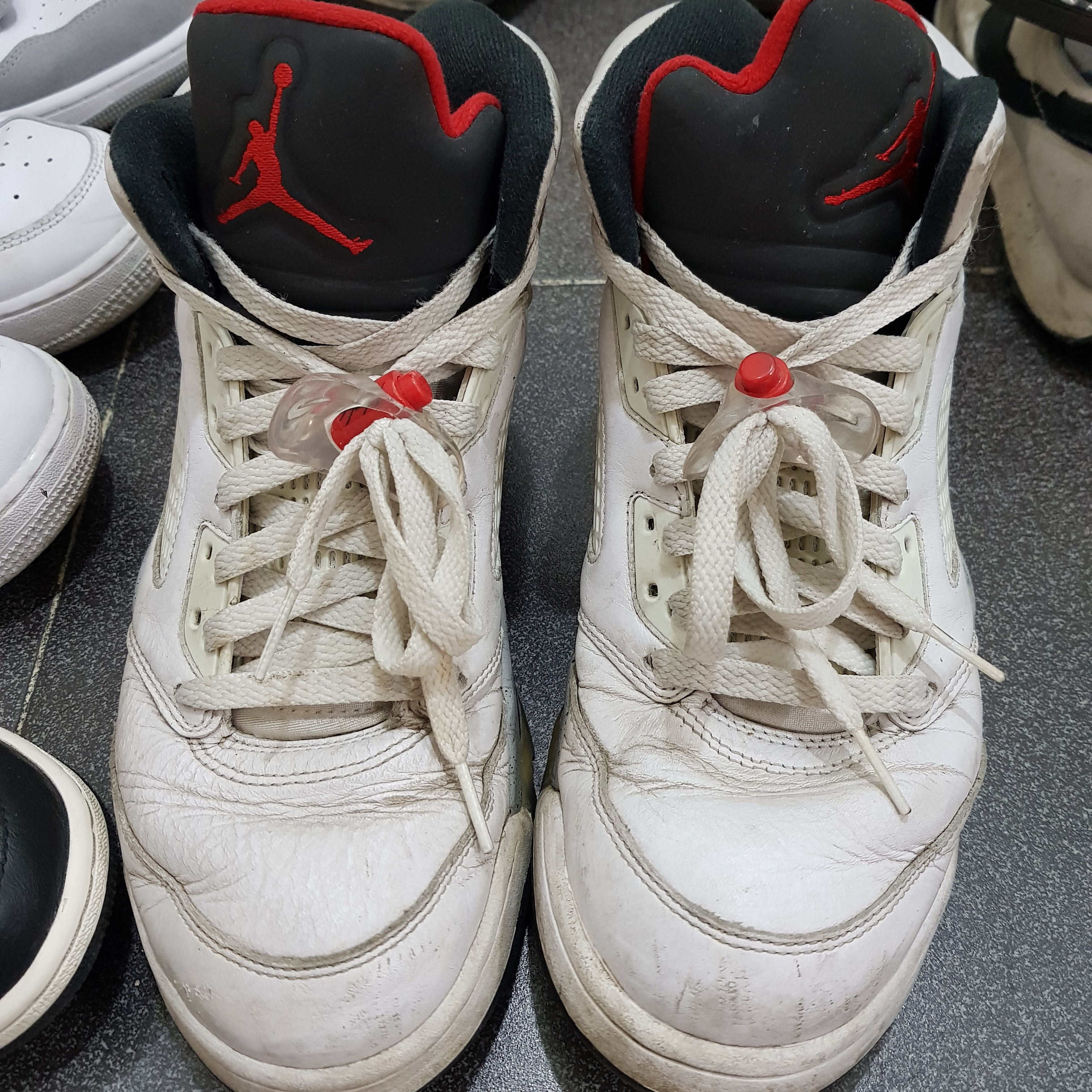 Jordan 5 Retro White Cement 착용 스타일 - 1