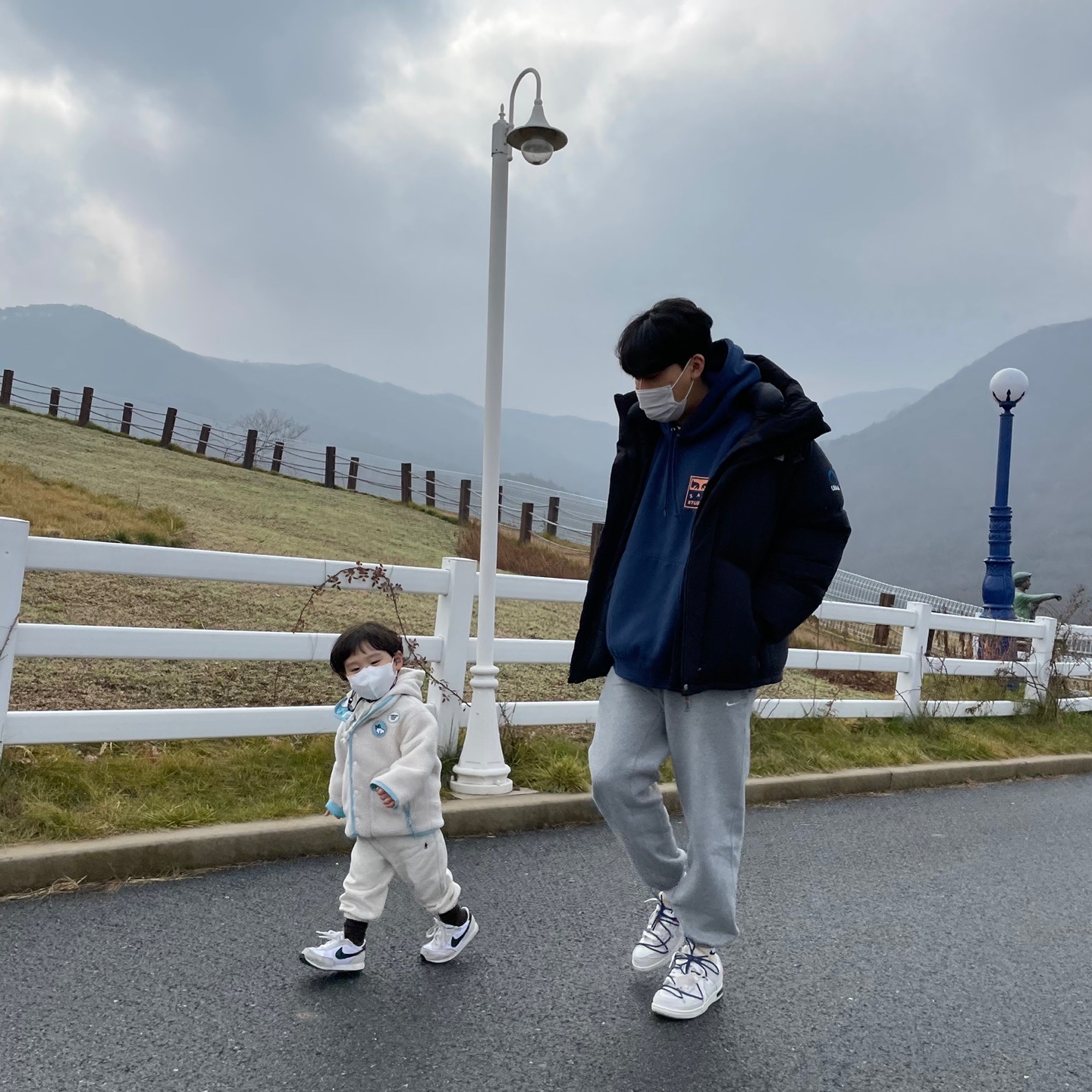 IAB Studio x Obey Eyes Icon Hoodie Oceana, Nike x Off-White Dunk Low The 50 - Lot 18 착용 스타일