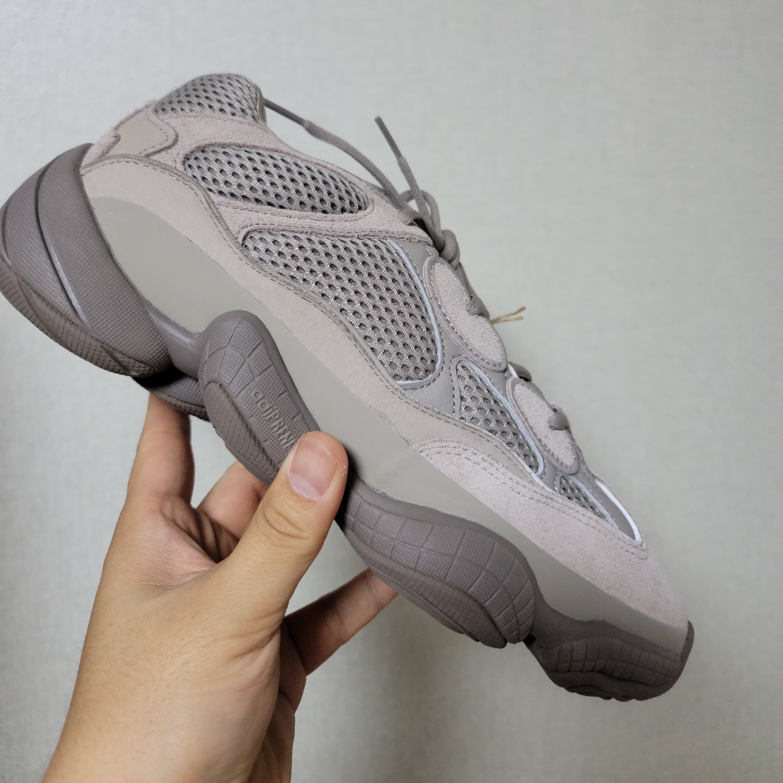 Adidas Yeezy 500 Ash Grey 착용 스타일 - 1