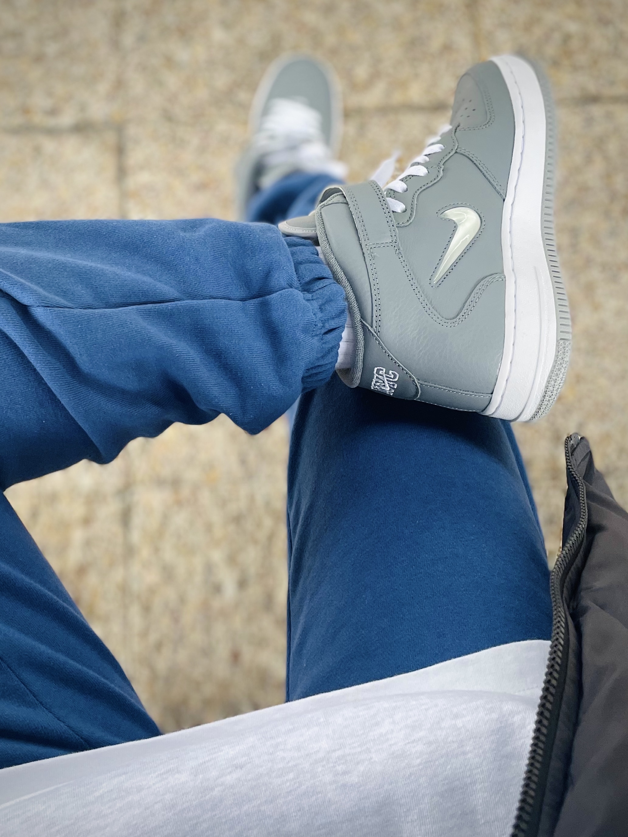 Nike Air Force 1 Mid QS NYC Cool Grey 착용 스타일 - 1