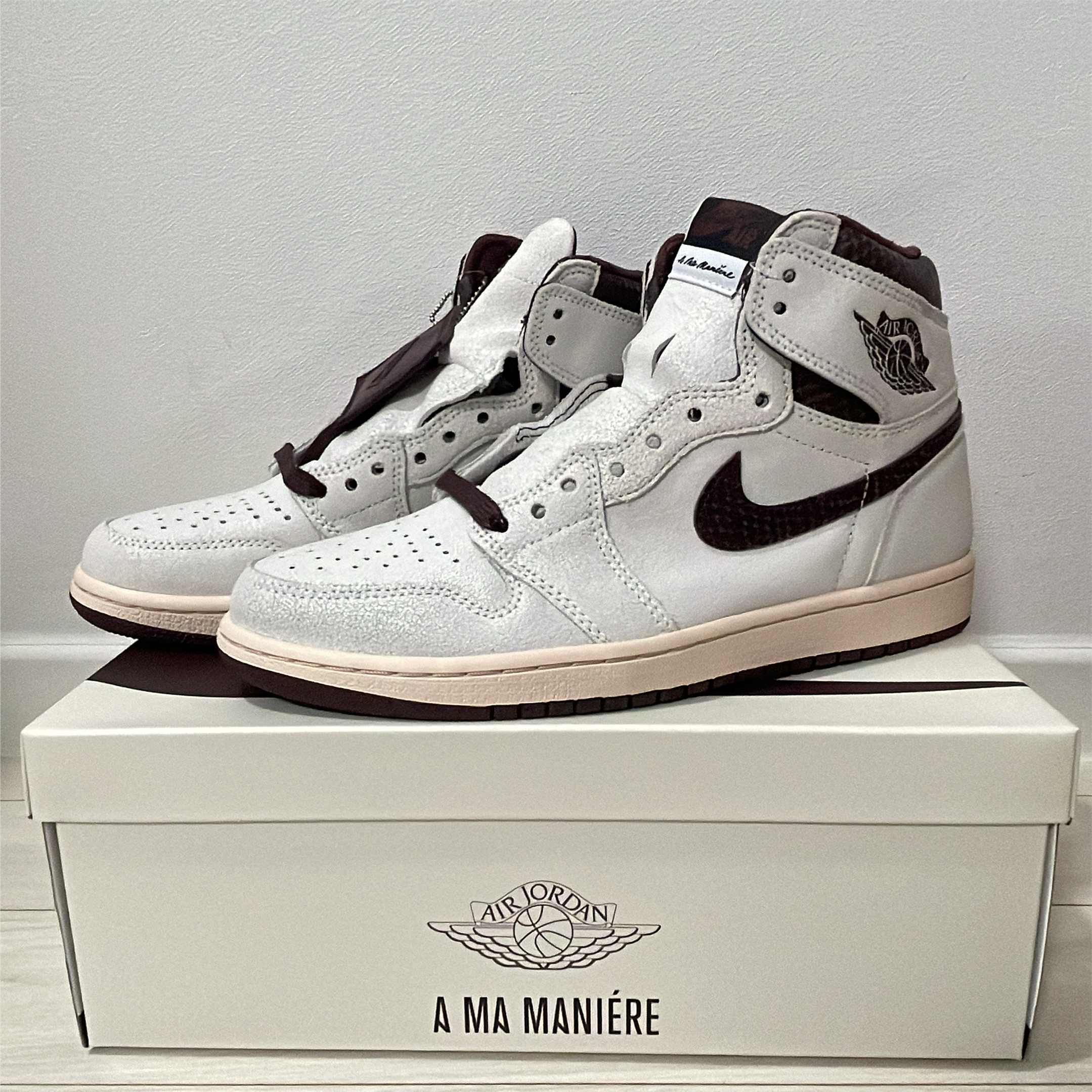 Jordan 1 x A Ma Maniere Retro High OG SP Sail and Burgundy 착용 스타일