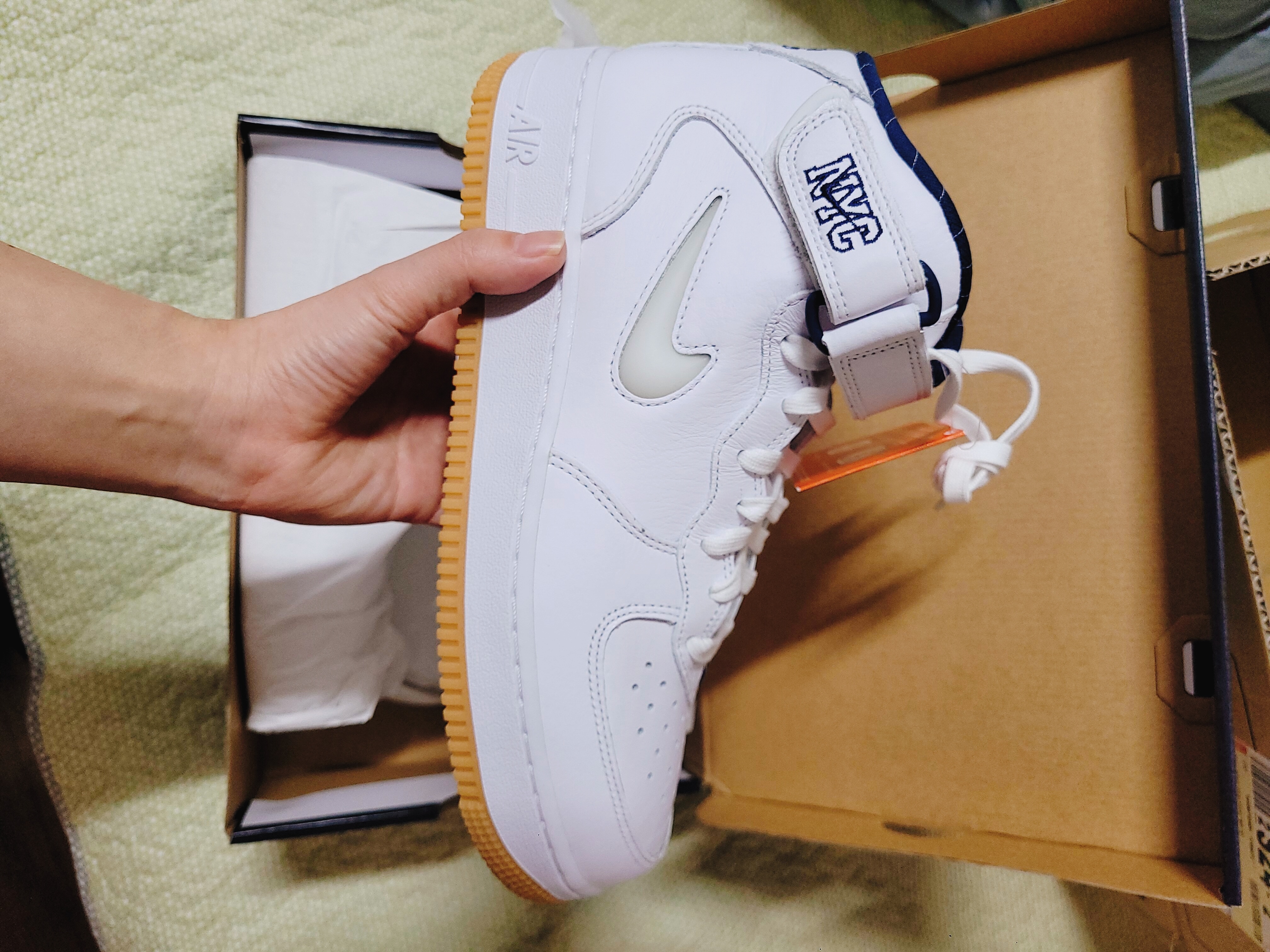 Nike Air Force 1 Mid QS NYC White Midnight Navy 착용 스타일 - 3