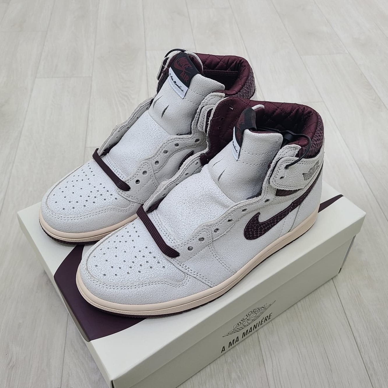 Jordan 1 x A Ma Maniere Retro High OG SP Sail and Burgundy, (TD) Jordan 1 x A Ma Maniere Retro High OG SP Burgundy and Sail 착용 스타일 - 2
