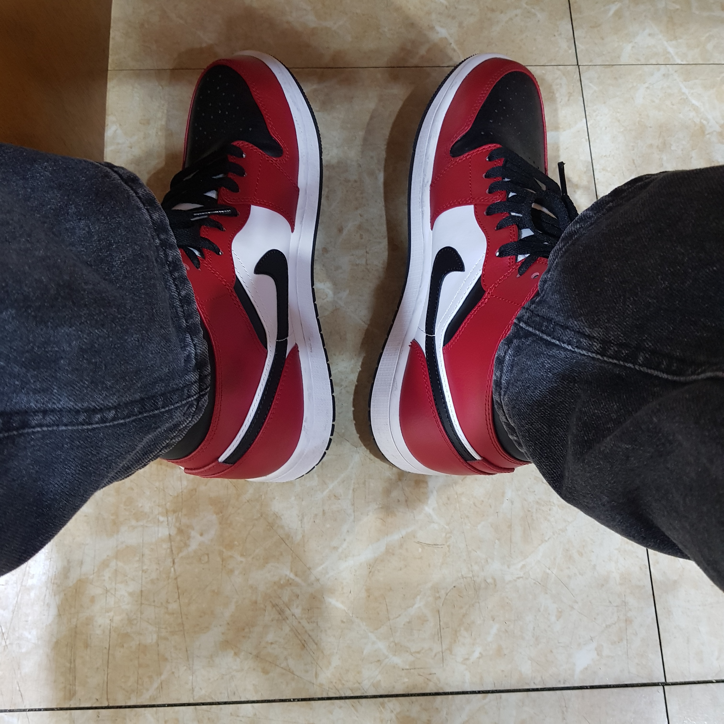 Jordan 1 Mid Chicago Black Toe 착용 스타일 - 1