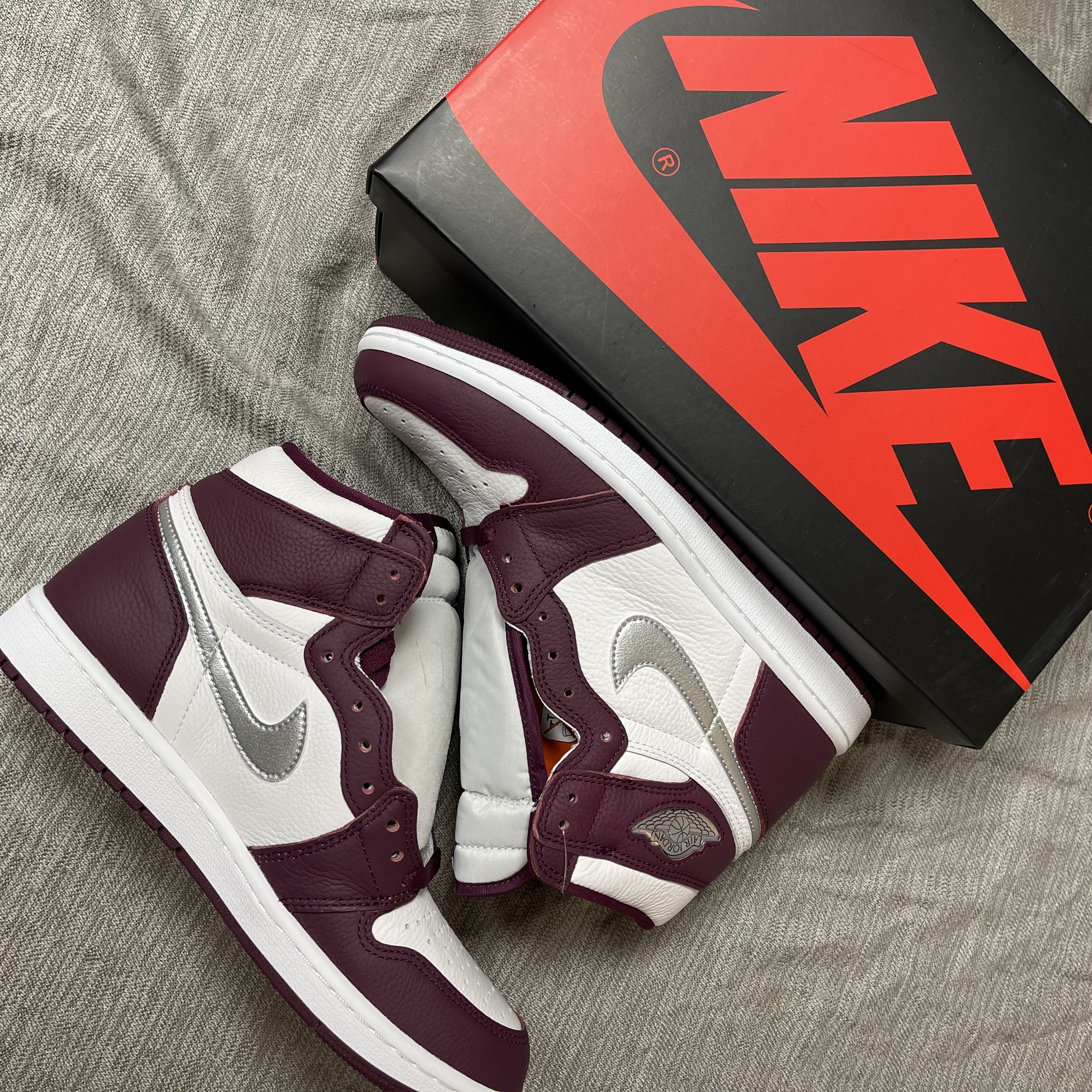 Jordan 1 Retro High OG Bordeaux 착용 스타일 - 2