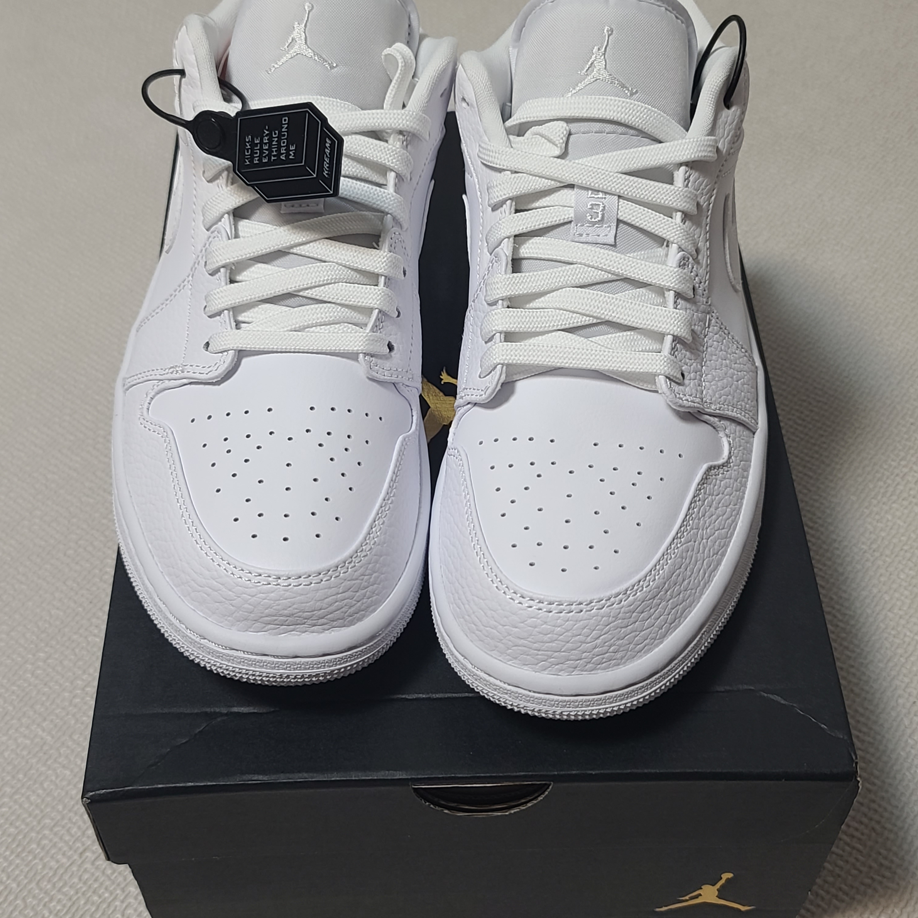 Jordan 1 Low Triple White Tumbled Leather 2020 착용 스타일 - 2
