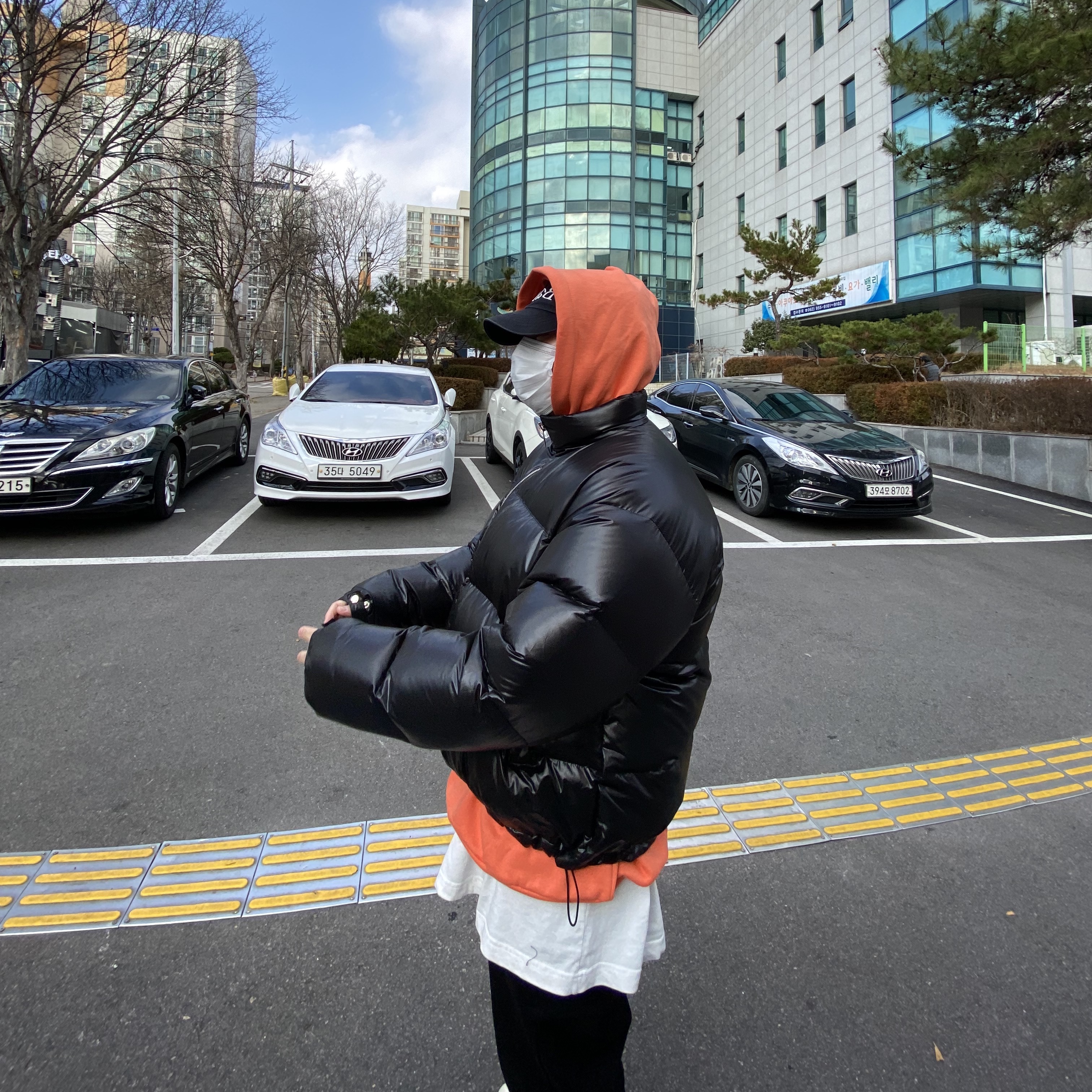 Adidas Yeezy Foam RNNR Ararat 착용 스타일 - 2