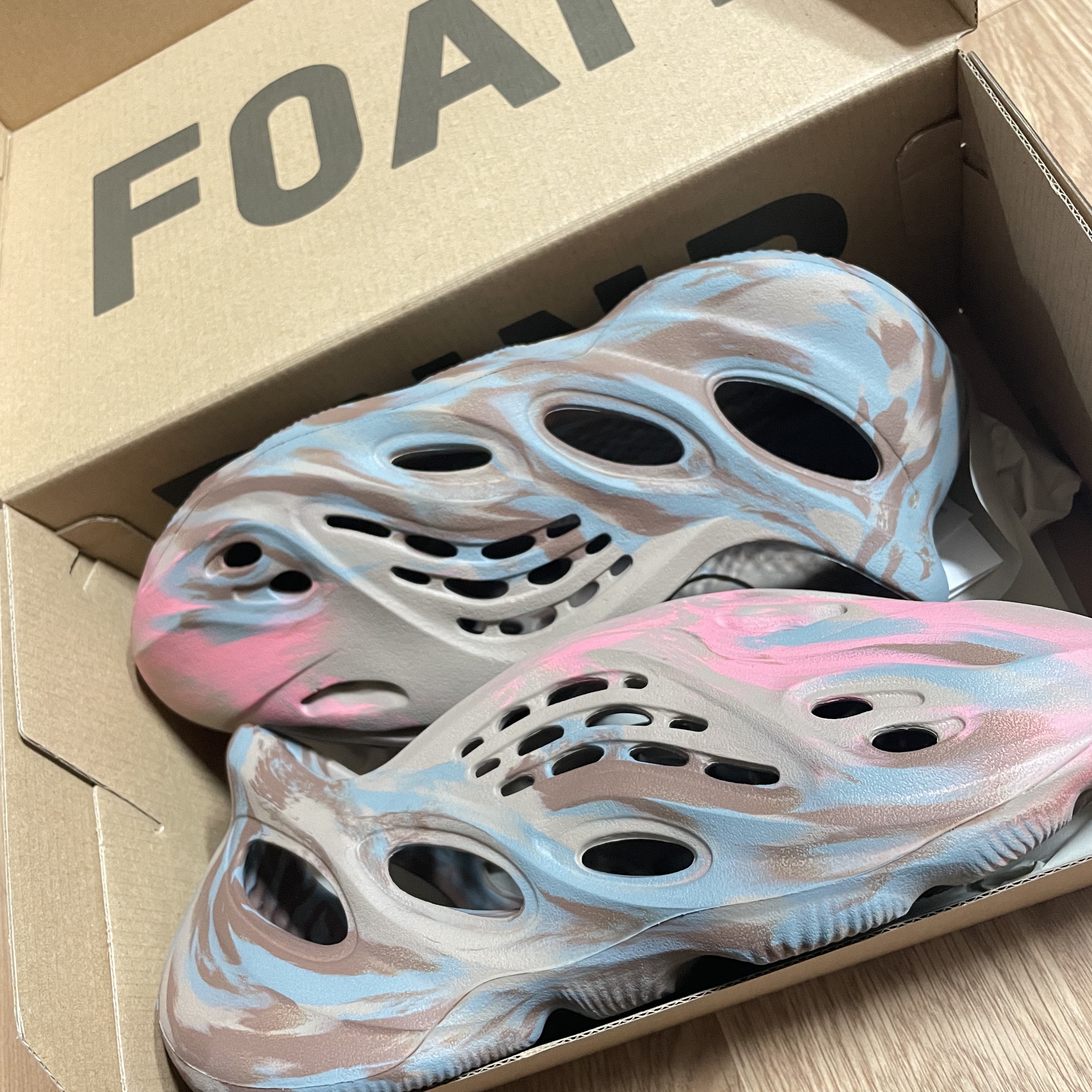 Adidas Yeezy Foam RNNR MX Sand Grey 착용 스타일 - 2