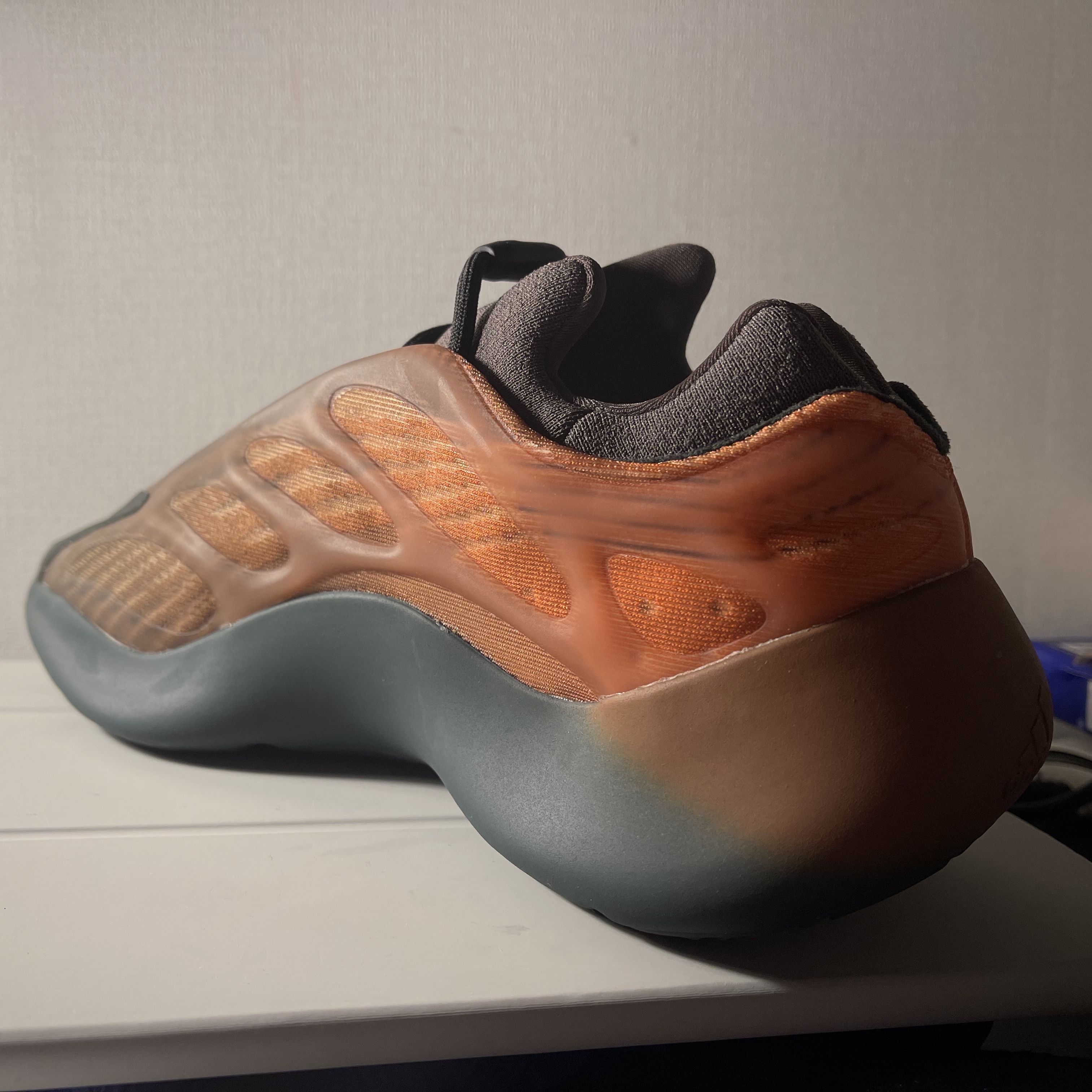 Adidas Yeezy 700 V3 Copper Fade 착용 스타일